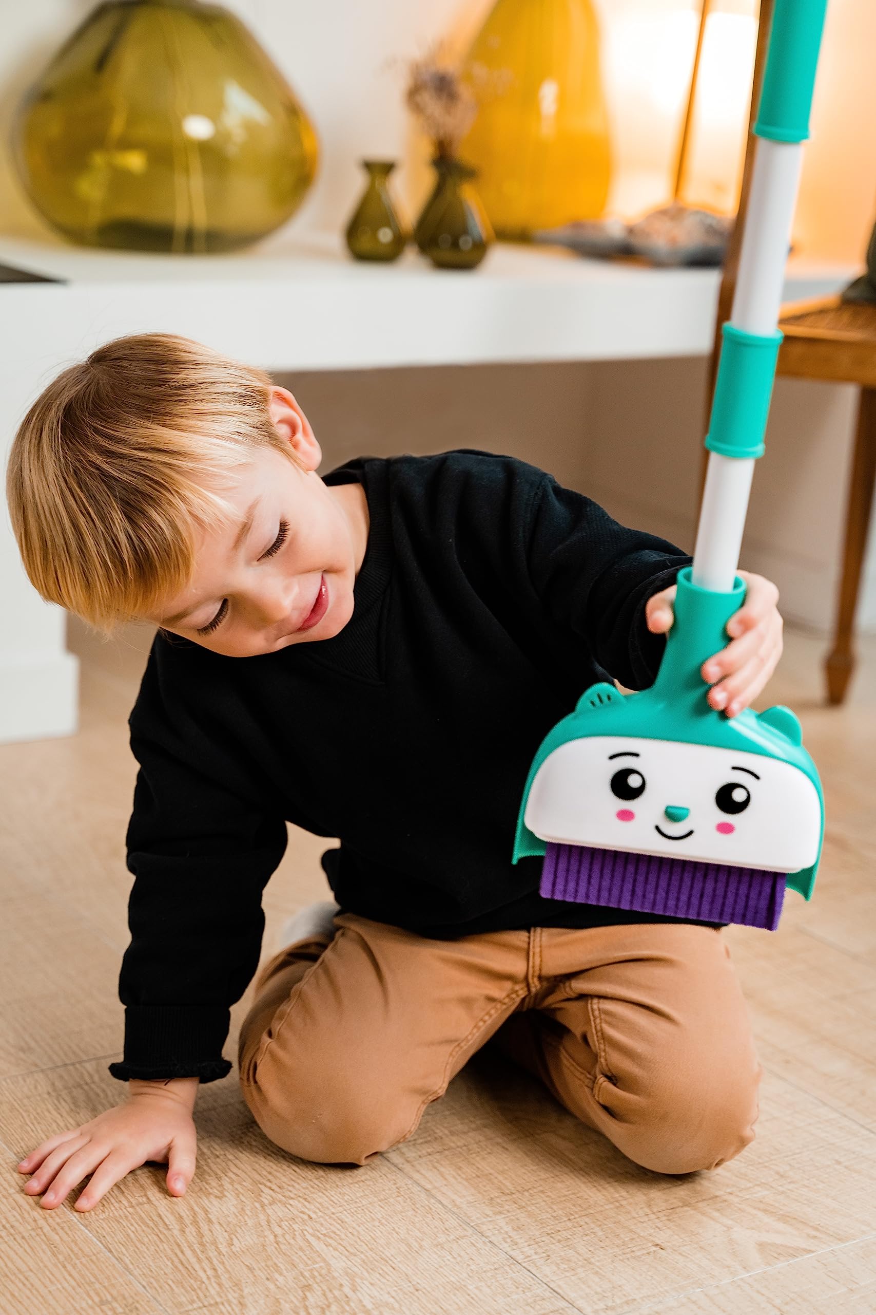Infinite Fun - Lulu Le Funny Miotła - Pierwsza miotła, która mówi podczas zamiatania! - Zestaw z miotłą, łopatą i zabawnym pyłem - Zabawki imitujące dla dzieci od 2 roku życia