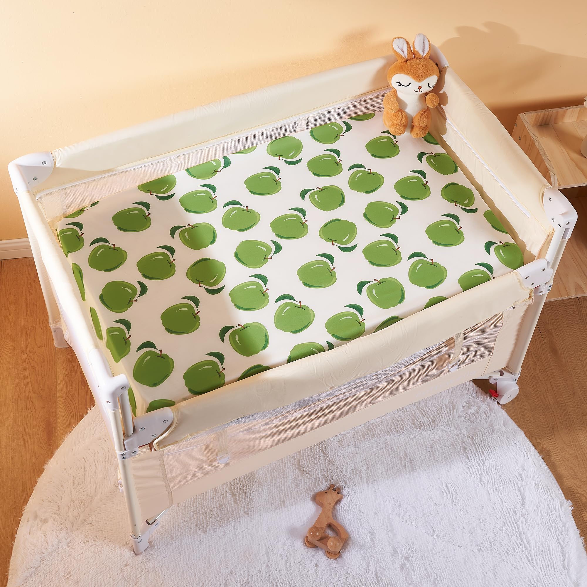 TILLYOU Spannbettlaken für Kinderbetten, 2er-Pack, Packung und Spiellaken für Kleinkindermatratzen, weich und atmungsaktiv, 96,5 x 61 cm, Pack n Play Matratzenbezug, Apfel- und Fruchtgrün