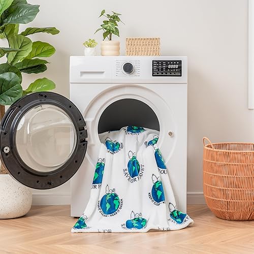 Miniatura 9 de Berkshire Blanket Peanuts VelvetLoft - Manta de felpa de Snoopy de gran tamaño para niños, maní regular con poses de casa de perro y lunares gris