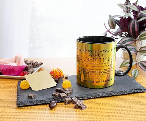 Miniatura 3 de Silver Buffalo Willy Wonka Golden Ticket Taza de cerámica  Taza de café grande para té, expreso, cacao  Capacidad para 20 onzas
