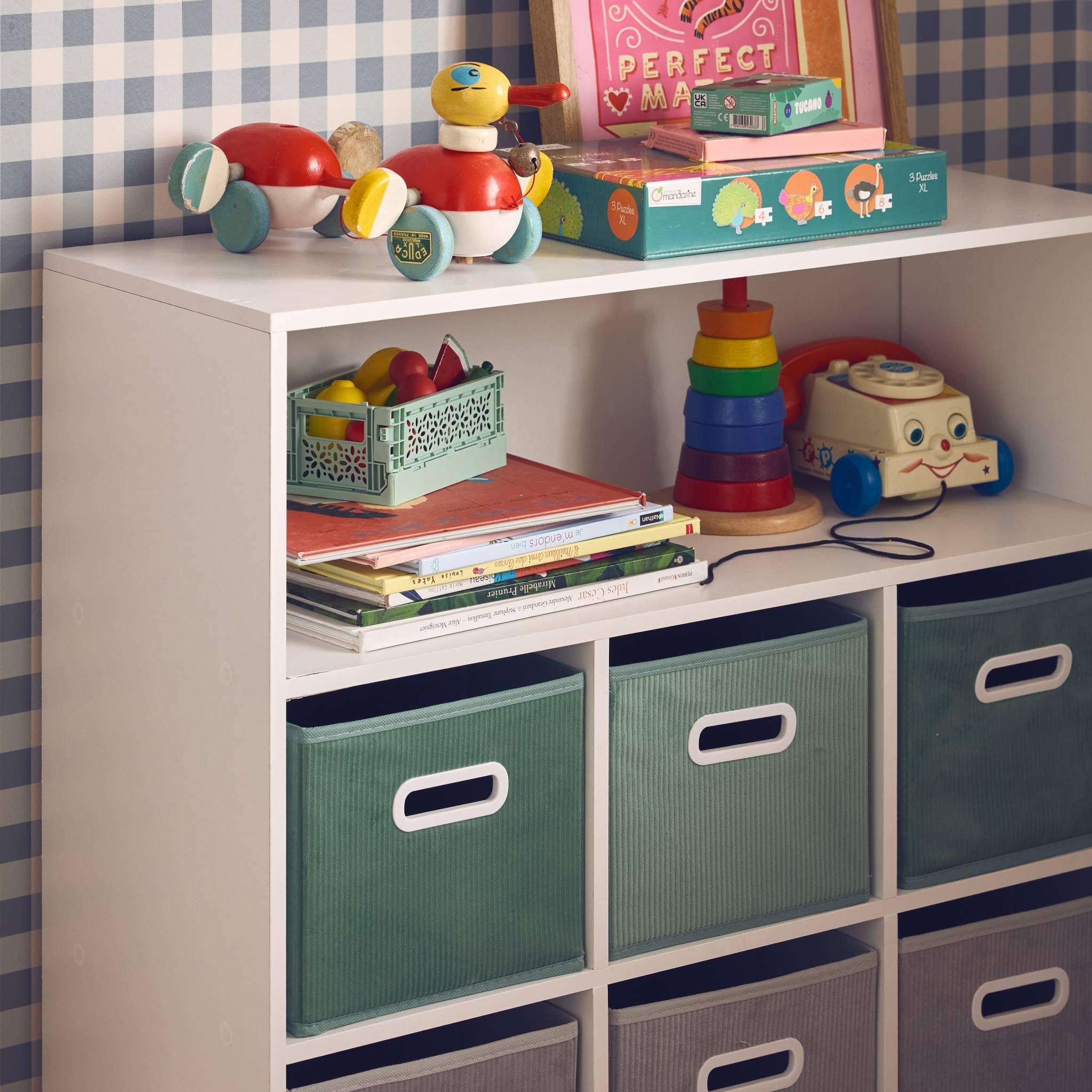 sweeek - Meuble de Rangement pour Enfant avec 7 Compartiments et 3 paniers Verts et 3 paniers Gris Velours