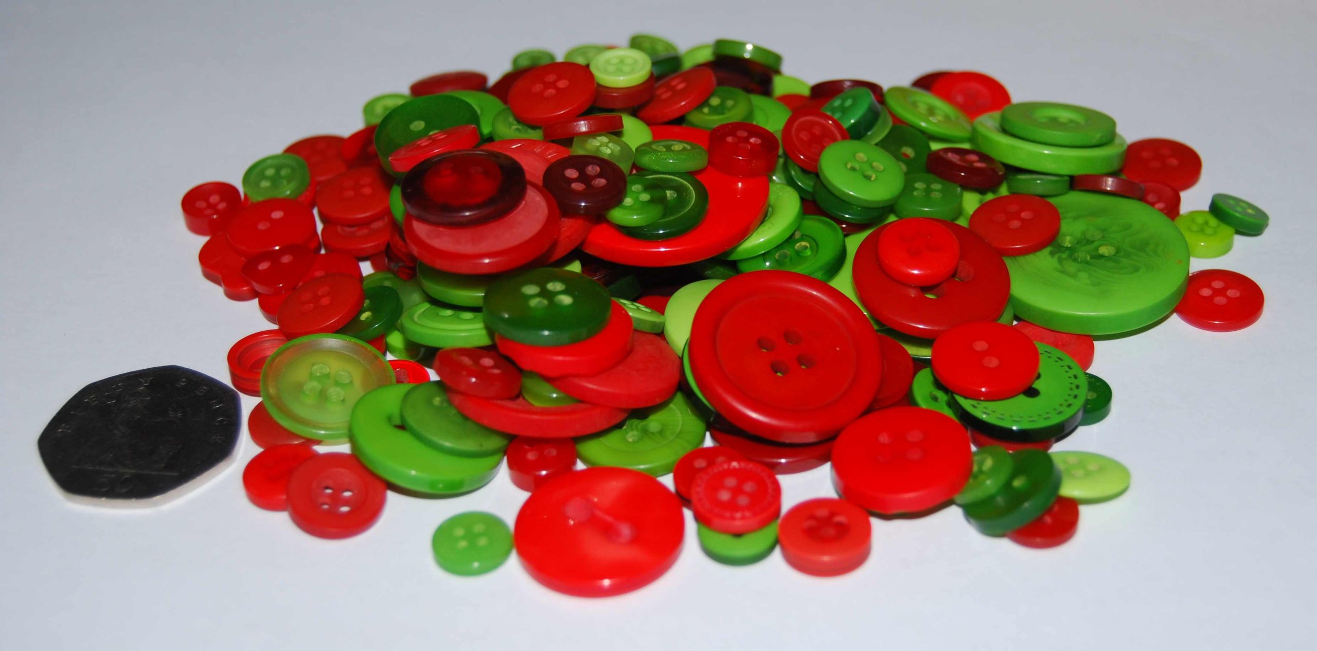 Celloexpress Red And Green Mixed Sizes Of Various Christmas Buttons For Sewing And Crafting - Pack Of 250G