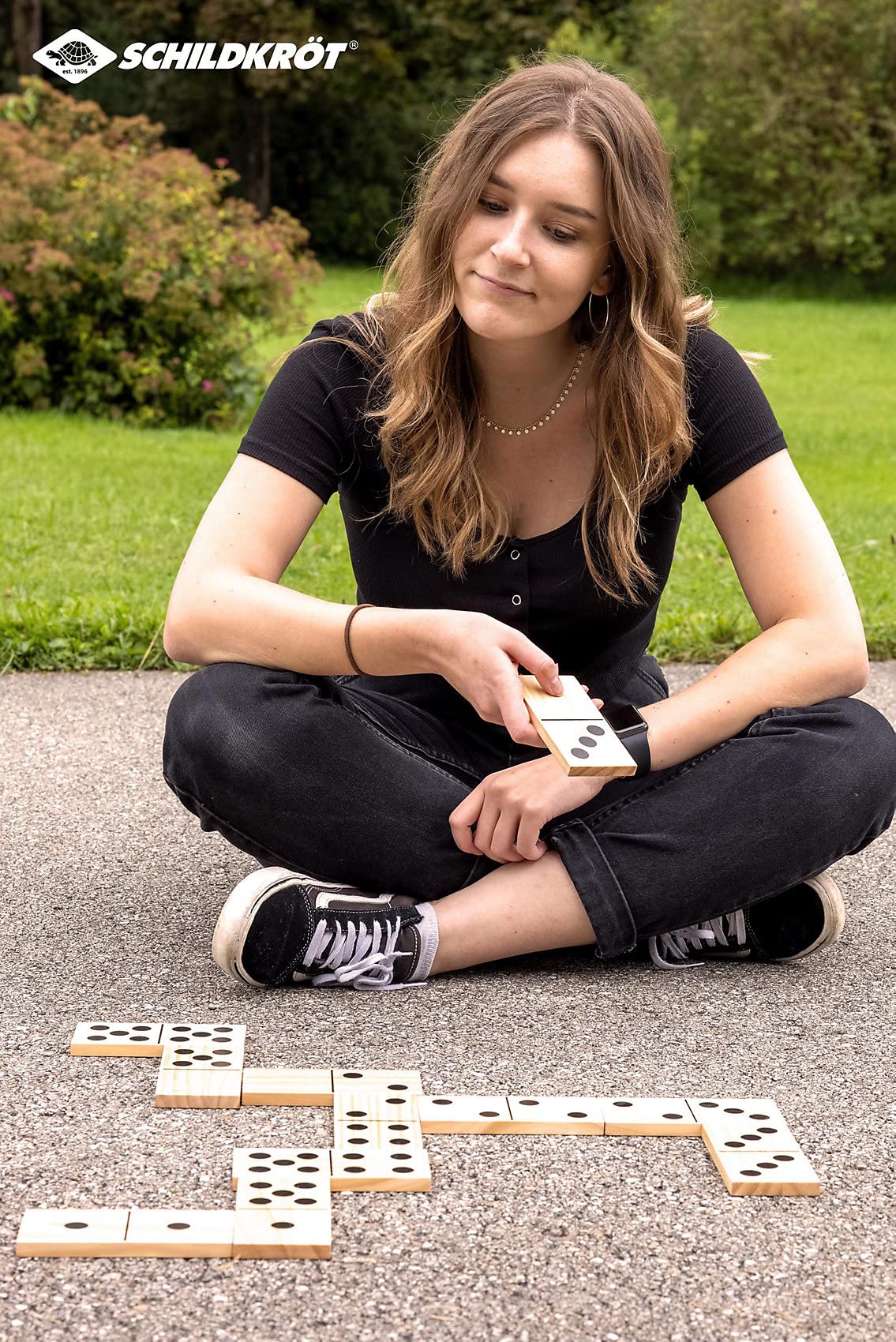 Schildkröt Jumbo Domino, 28 Piezas de Dominó de Gran Formato, 13x6 x1cm Madera FSC, Juego Niños y Adultos, Almacenamiento Práctico en una Bolsa de Malla con Cordón, 970314