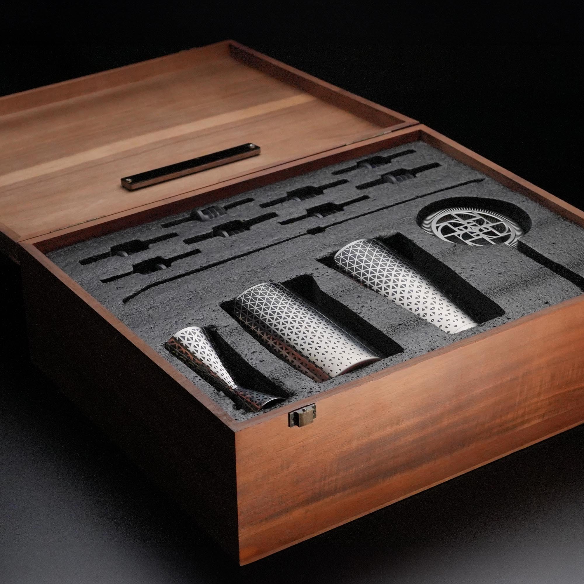 Kidia Cocktail Set Geometric Lines – Shaker Boston, Mixing Glass, Jigger, Strainer, Bar Spoon Vela, 8 Metal Pour – Box in Legno Premium con Etichetta in Ottone (Cocktail Set Classic)