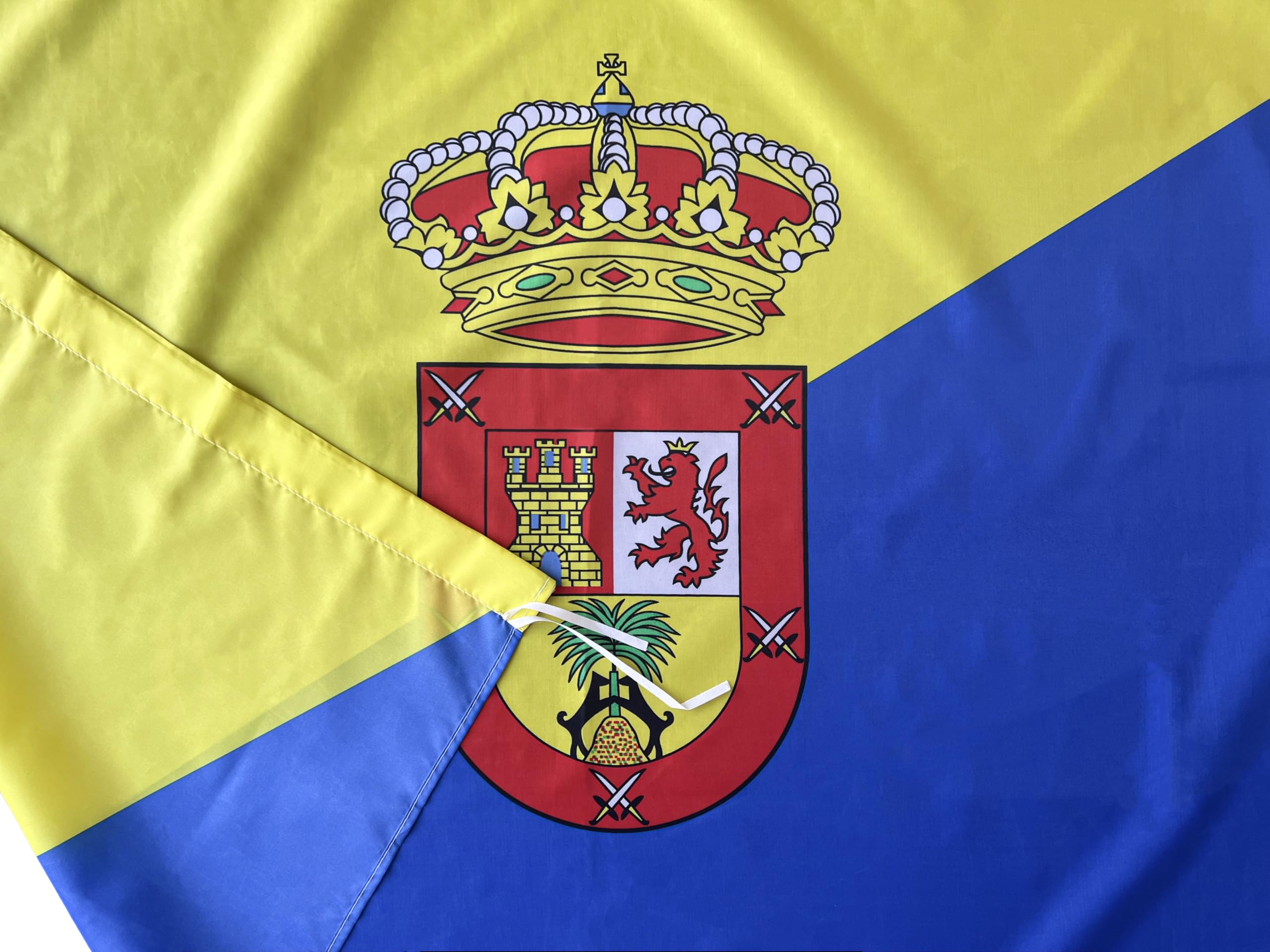 Bandeira Nacional Das Ilhas Canárias Com Emblema | Foto Premium