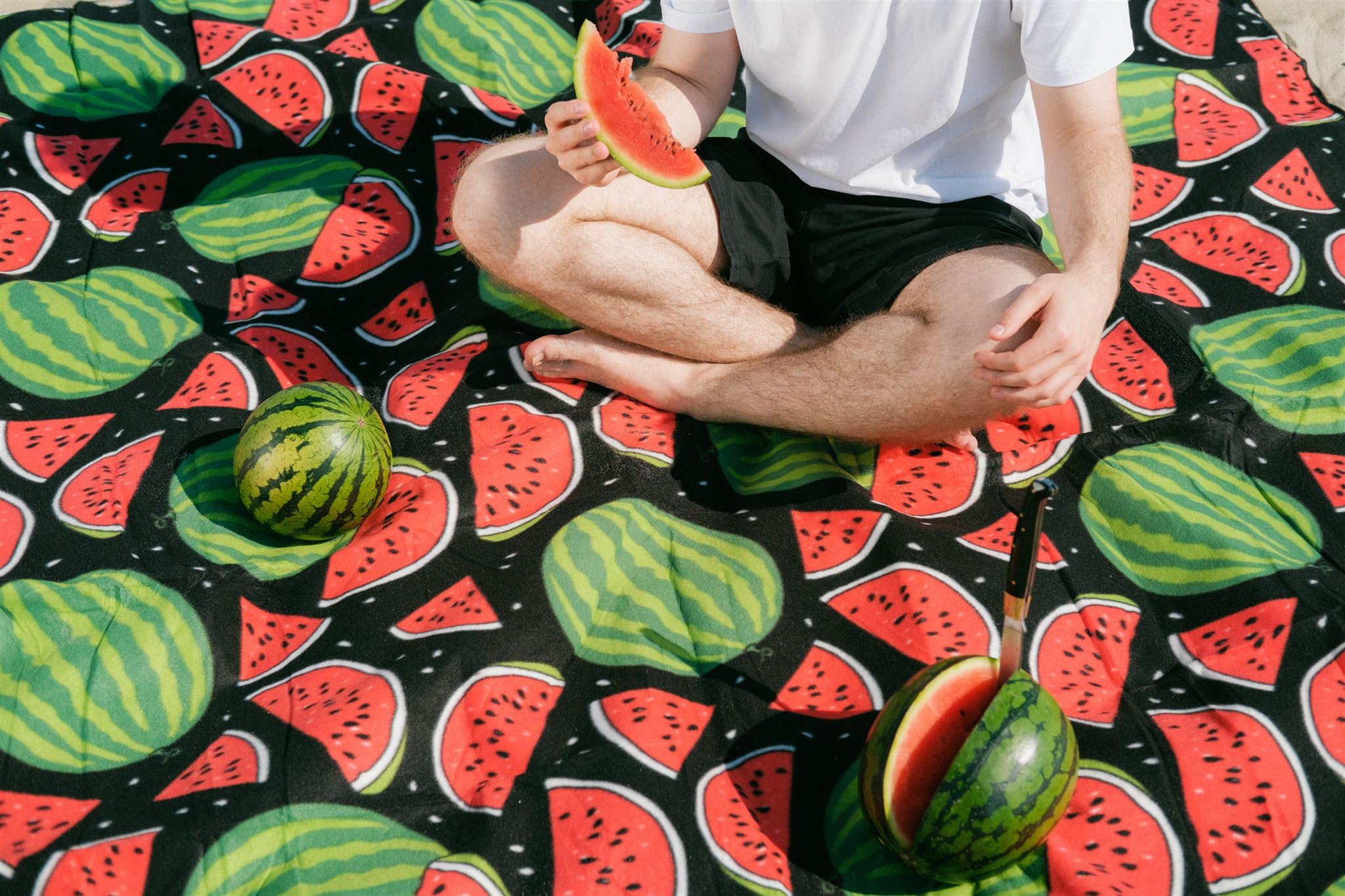 Couverture de Pique-Nique pour 4 Personnes Facile à Nettoyer - Polaire Douce et agréable au Toucher - Poche zippée - Bandoulière - 200 x 200 cm - Pastèque