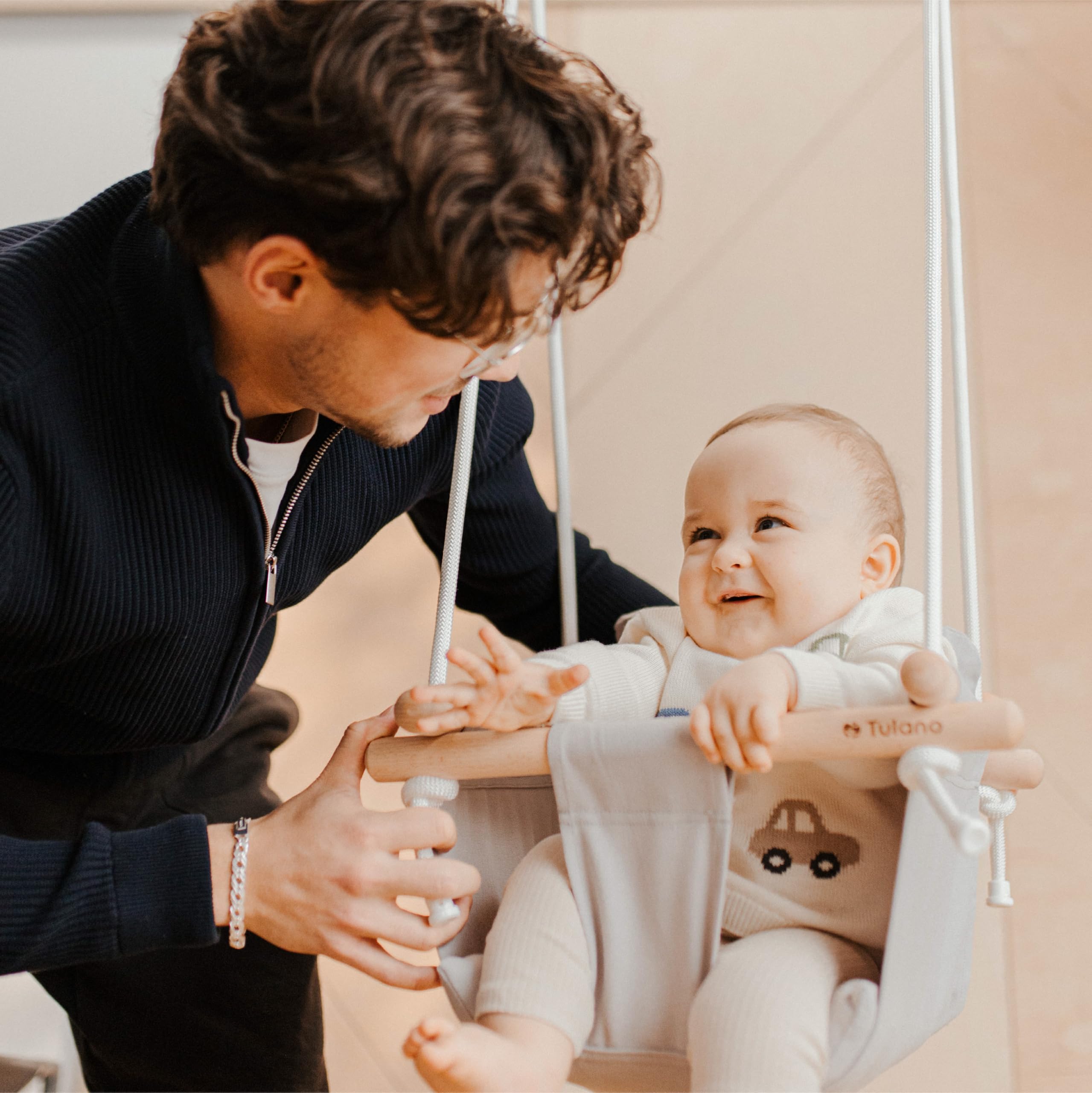 Tulano Hop 30 Altalena per bambini 6-36 mesi - Per interno ed esterno - Con cintura di sicurezza e cuscino - In legno e cotone - Facile da installare - Resistente fino a 36 kg – Grigio
