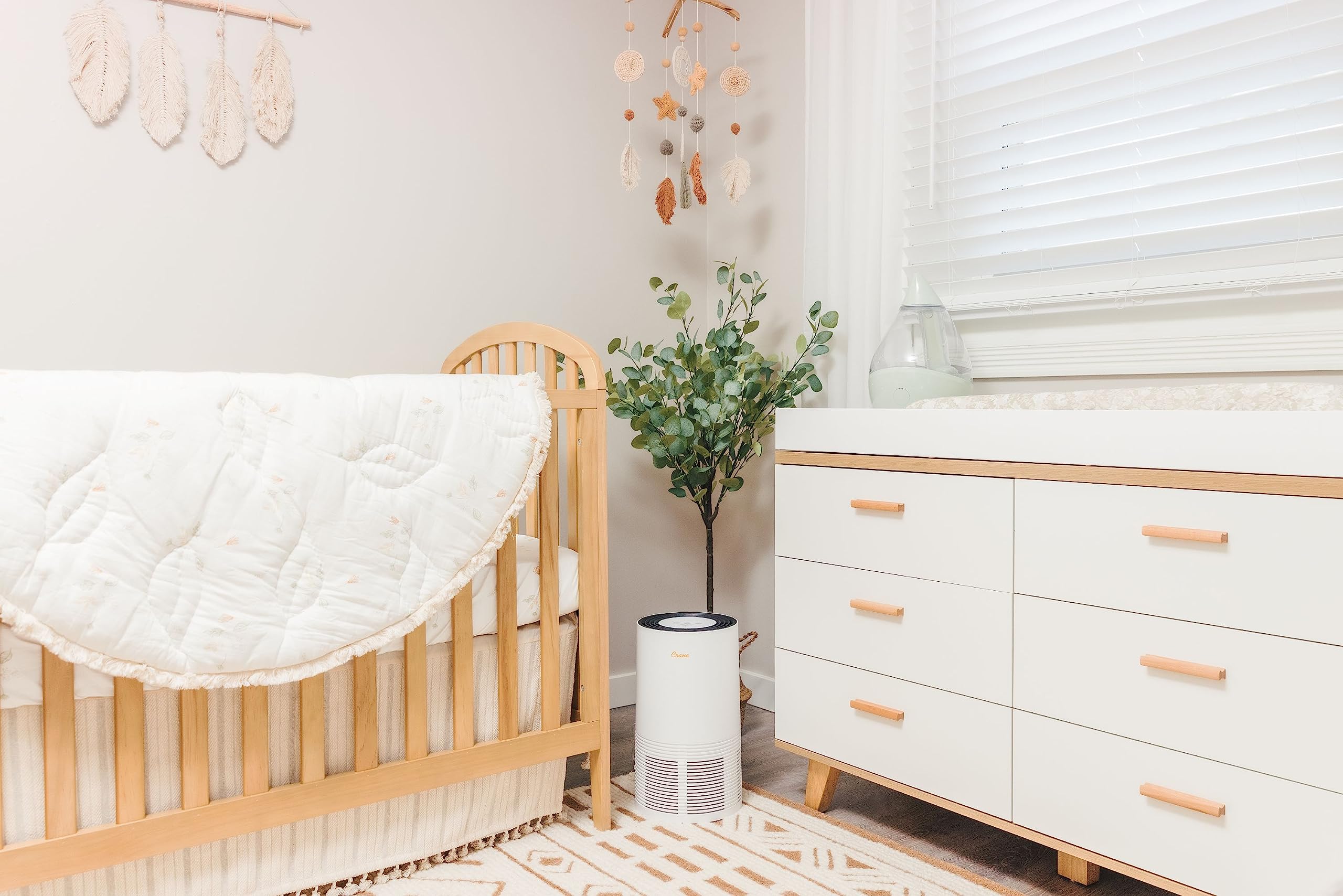 Crane Baby Falda de cama envolvente para cuna, falda de cuna de algodón para guardería de niños y niñas, natural, 28 pulgadas de ancho x 52 pulgadas de alto x 16 pulgadas de profundidad