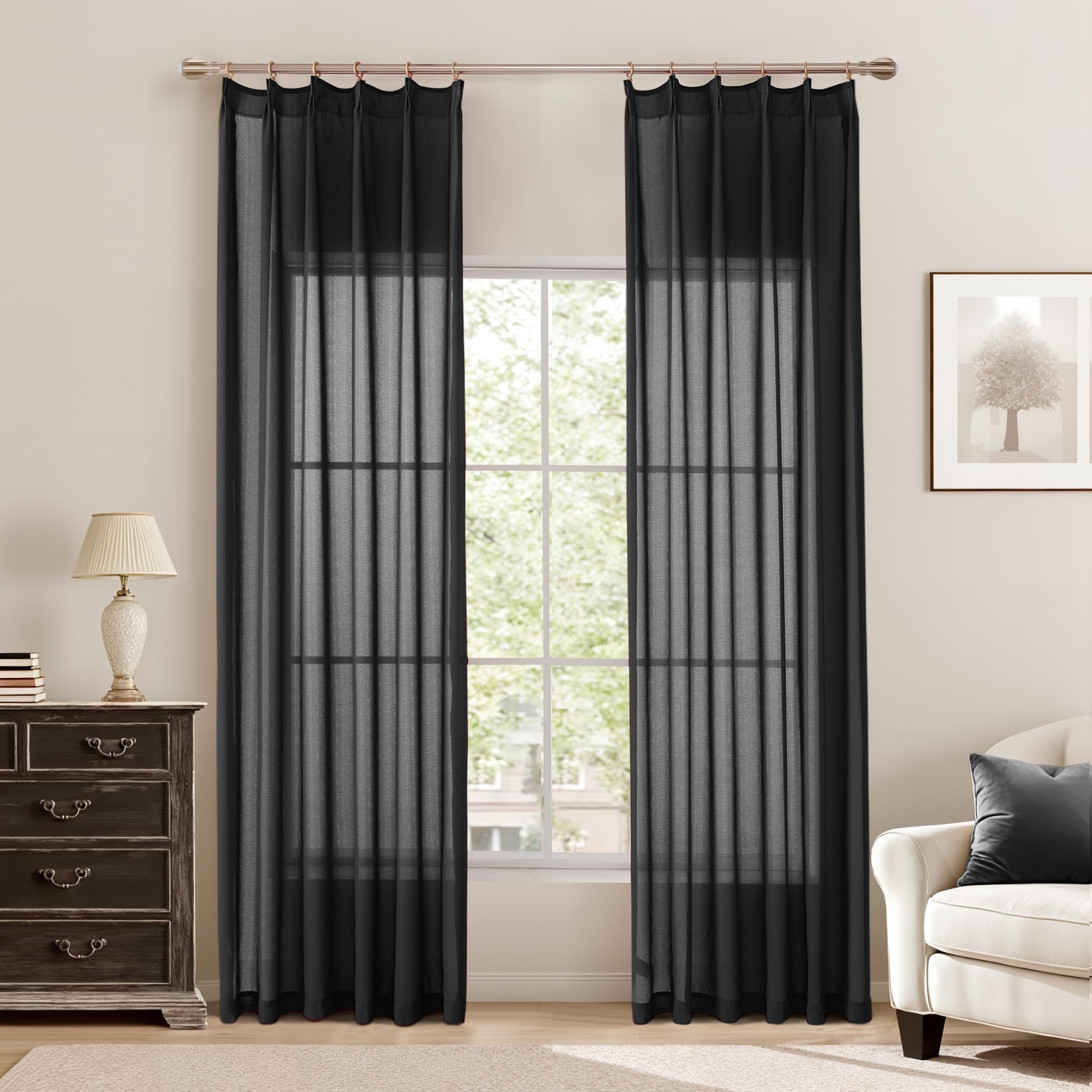 Rideaux semi-transparents noirs pour tamiser la lumière du salon ou de la chambre
