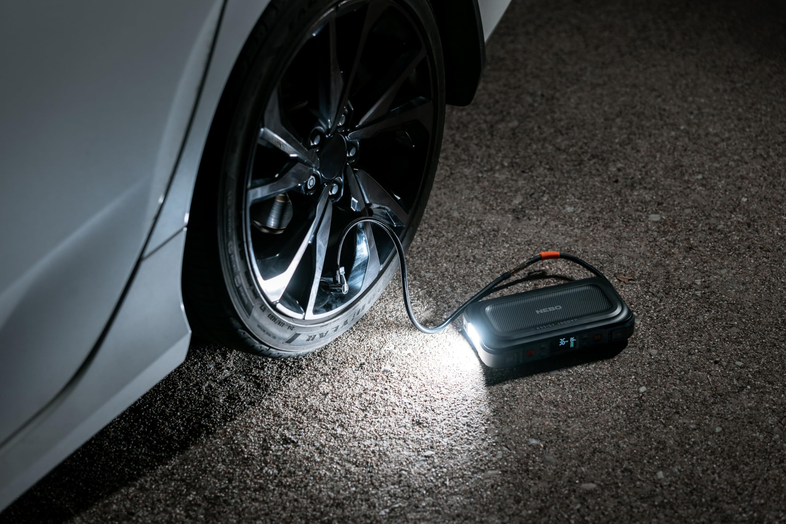NEBO ASSIST AIR 1500XP 4-in-1 Starthilfe – 1500 Spitzenverstärker, tragbarer Autobatterie-Booster mit Luftkompressor, USB-Powerbank & Notfall-Flutlicht, wiederaufladbar über USB