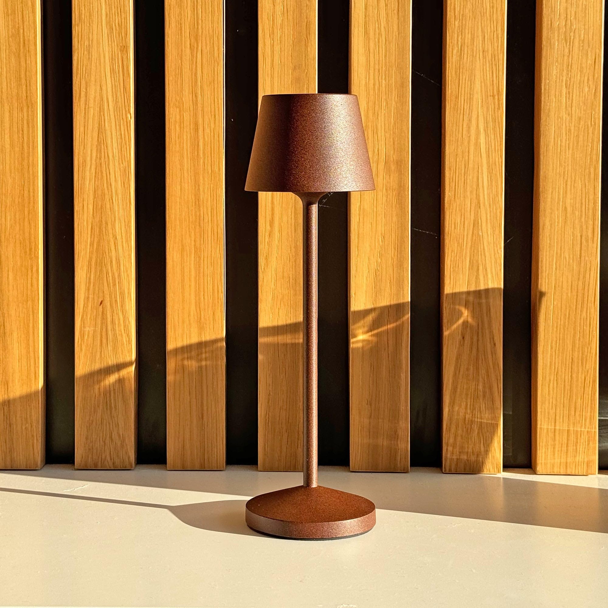 Lumisky Lámpara de mesa inalámbrica LED blanca cálida regulable EMILY H25cm, marrón vintage