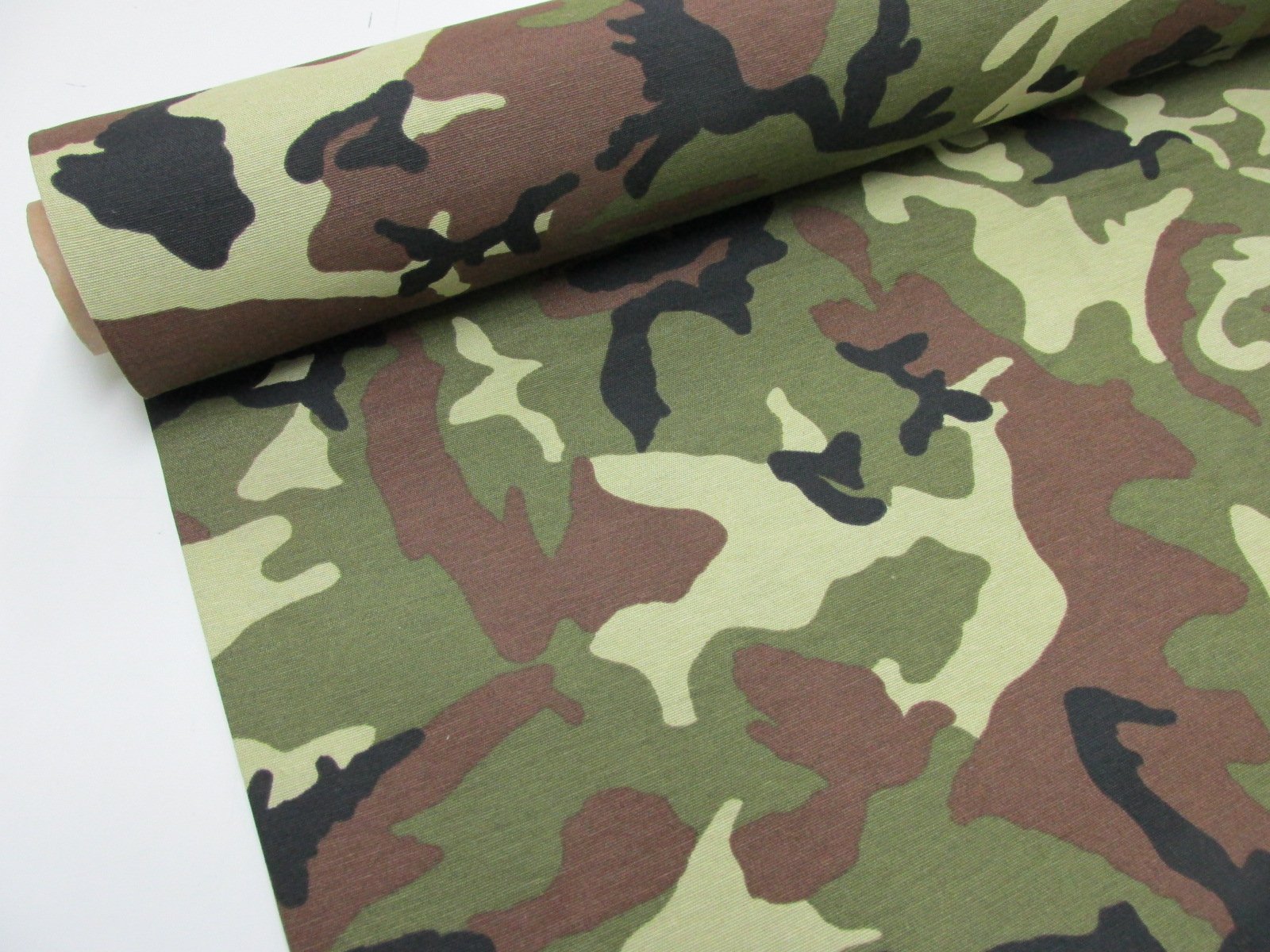 Metraje 4,95 MTS Tejido loneta Estampada Ref. Camuflaje Verde, con Ancho 2,80 MTS.
