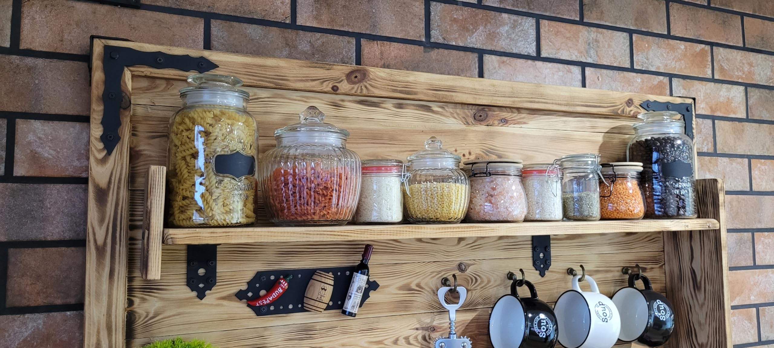 weeco Mensola da appendere, realizzata a mano, portaspezie in legno e accessori in metallo, 113 x 73 cm, mensola da cucina da parete rustica in legno, decorazione da cucina con gadget.