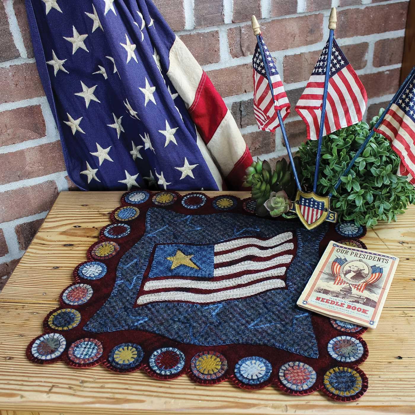 Wool Appliqué Heirlooms: 15 Antique-Inspired Projects & Techniques