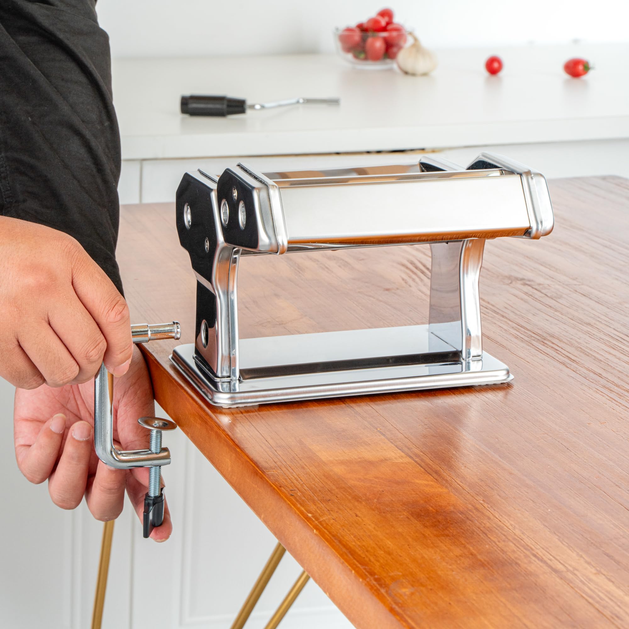 Restaurantware -Met Lux - Máquina para hacer pasta, 1 máquina para hacer pasta con 2 accesorios de corte, 9 ajustes de grosor ajustables, juego de 5 piezas, máquina manual de pasta de acero
