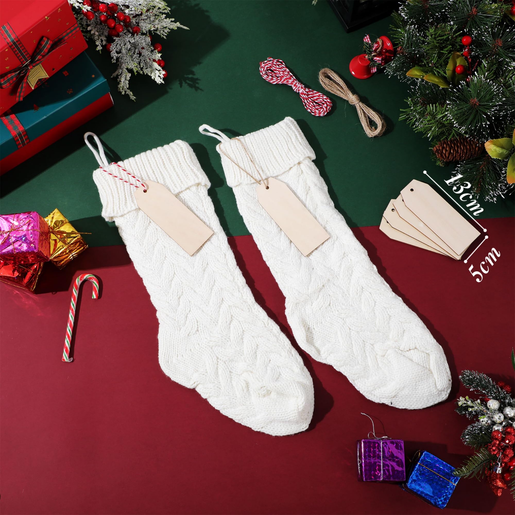 Weihnachtsstrumpf Gestrickter Strumpf Zopfstrick Weihnachtsstrumpf und Holzanhänger Kleine Holzstücke Blank mit Seil für Familie Urlaub Dekor (Weiß, 12 Stück)