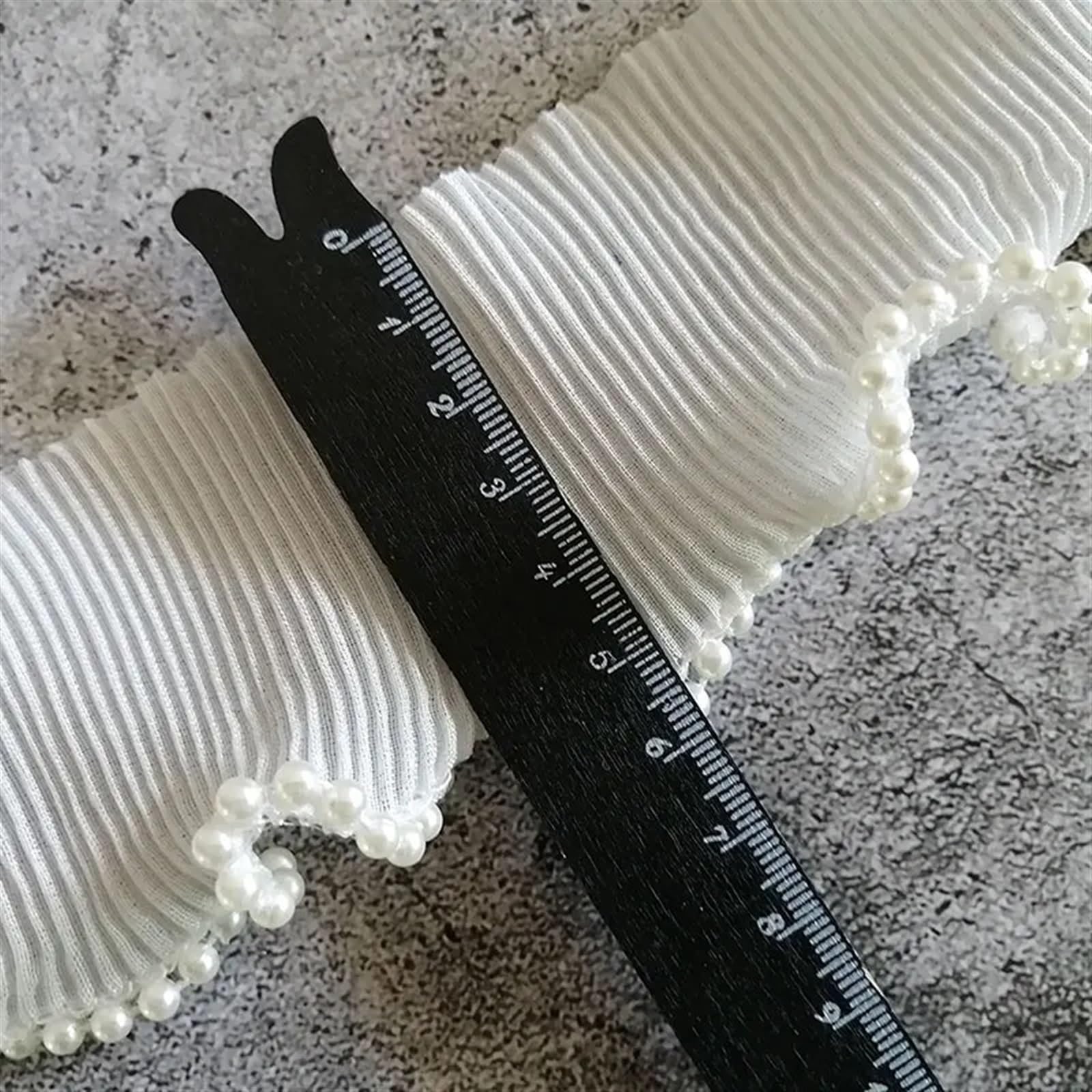 Delicado ribete de encaje con volantes. Cinta de encaje elástica de gasa plisada blanca de 6 cm de ancho con flecos y volantes de cuentas, hecha a mano