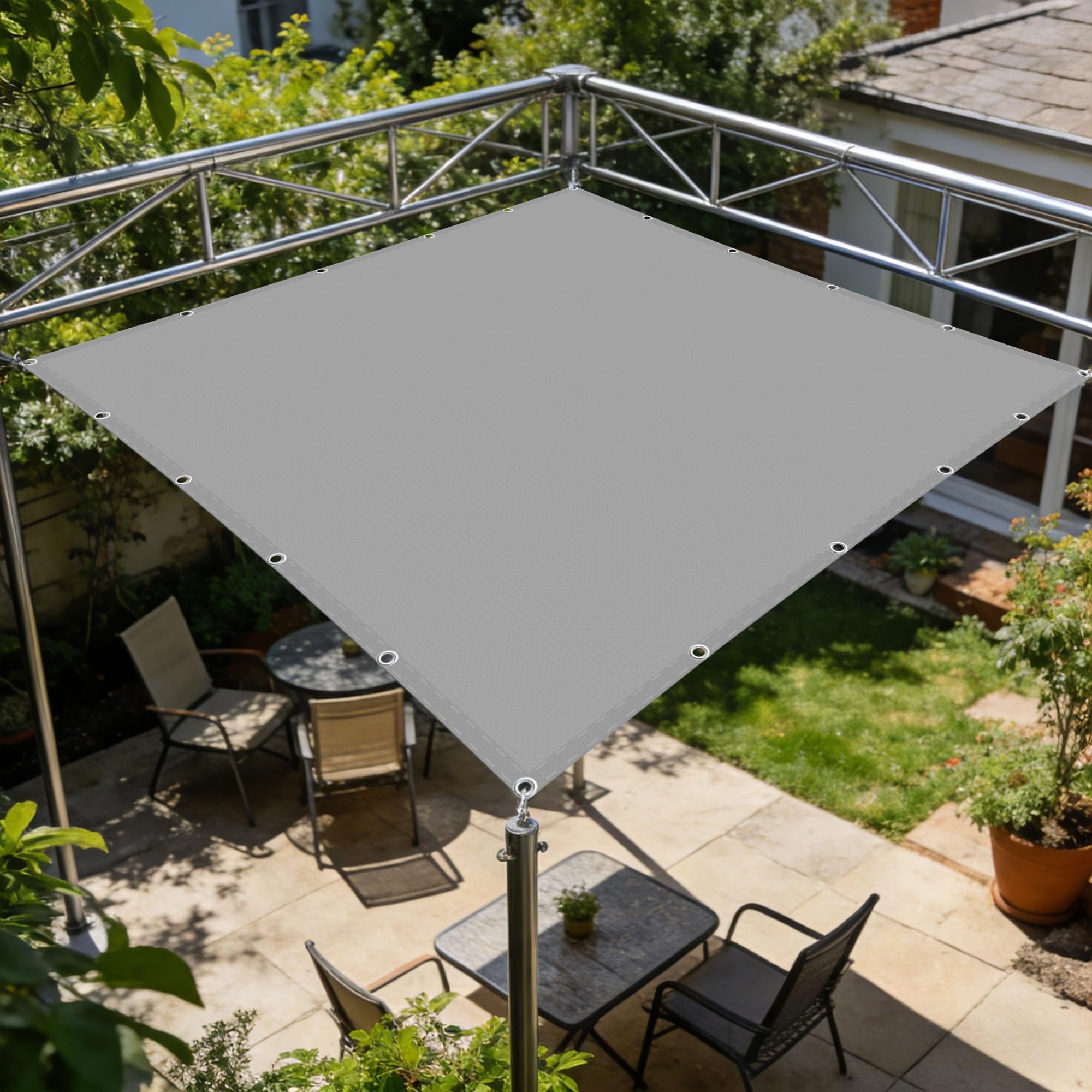Vela de jardín impermeable gris claro soluciona la falta de sombra en balcones estrechos y patios