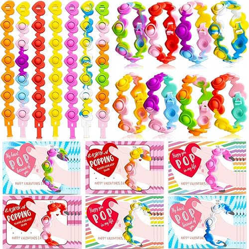 Tarjetas de regalo para el día de San Valentín con pulsera Pop para niños pequeños y niños pequeños en el aula escolar – 24 pulseras de corazón para