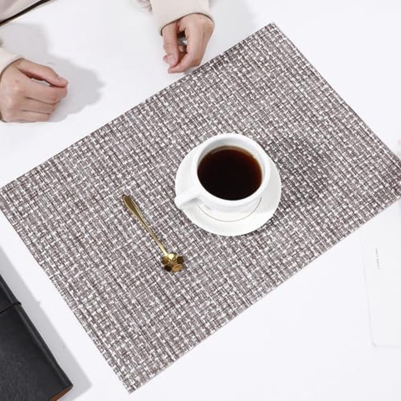 Set de table rectangulaire lavable pour stopper les taches et les rayures sur la table