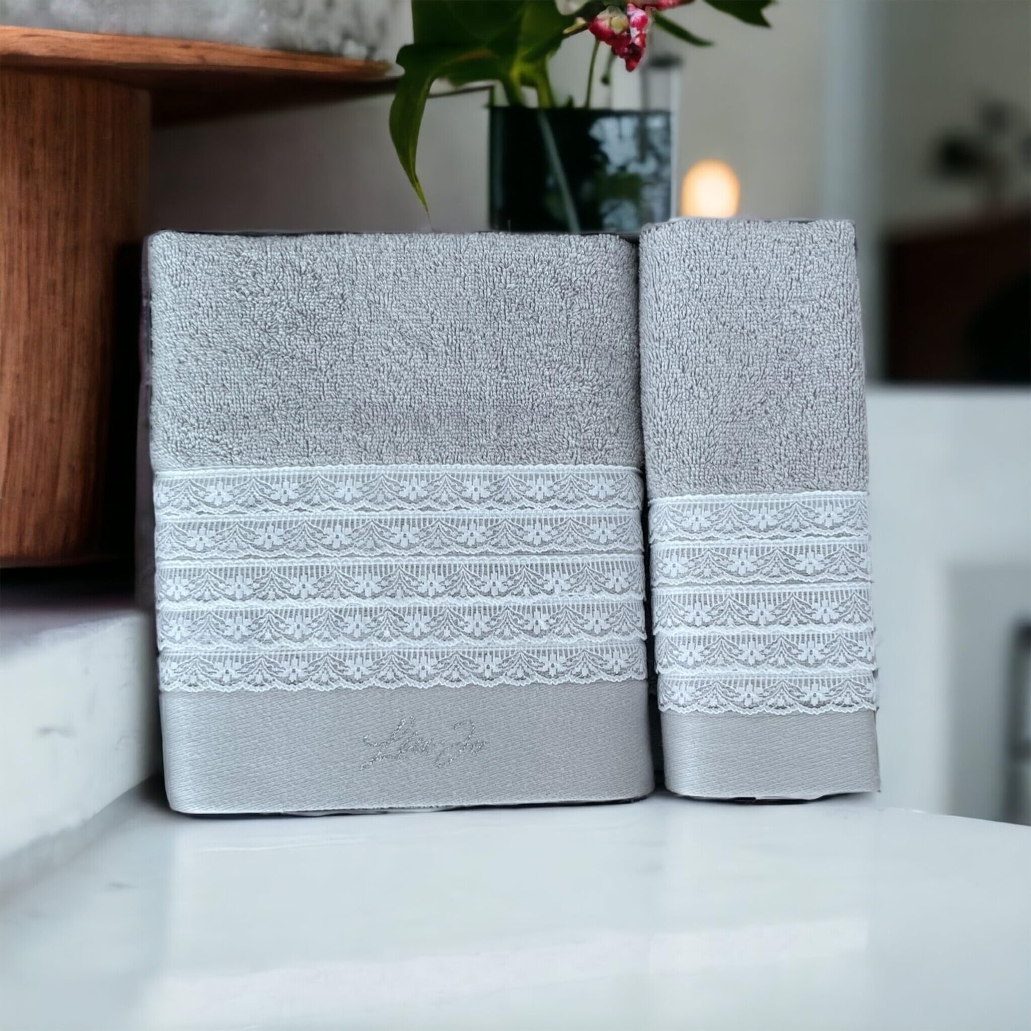 Liu Jo Milano Set Asciugamani Art. Paradiso – Viso 55x100 cm e Ospite 38x58 cm in Spugna 100% Cotone 500 gsm – Con Pizzo e Logo Lurex – In Scatola (Perla)