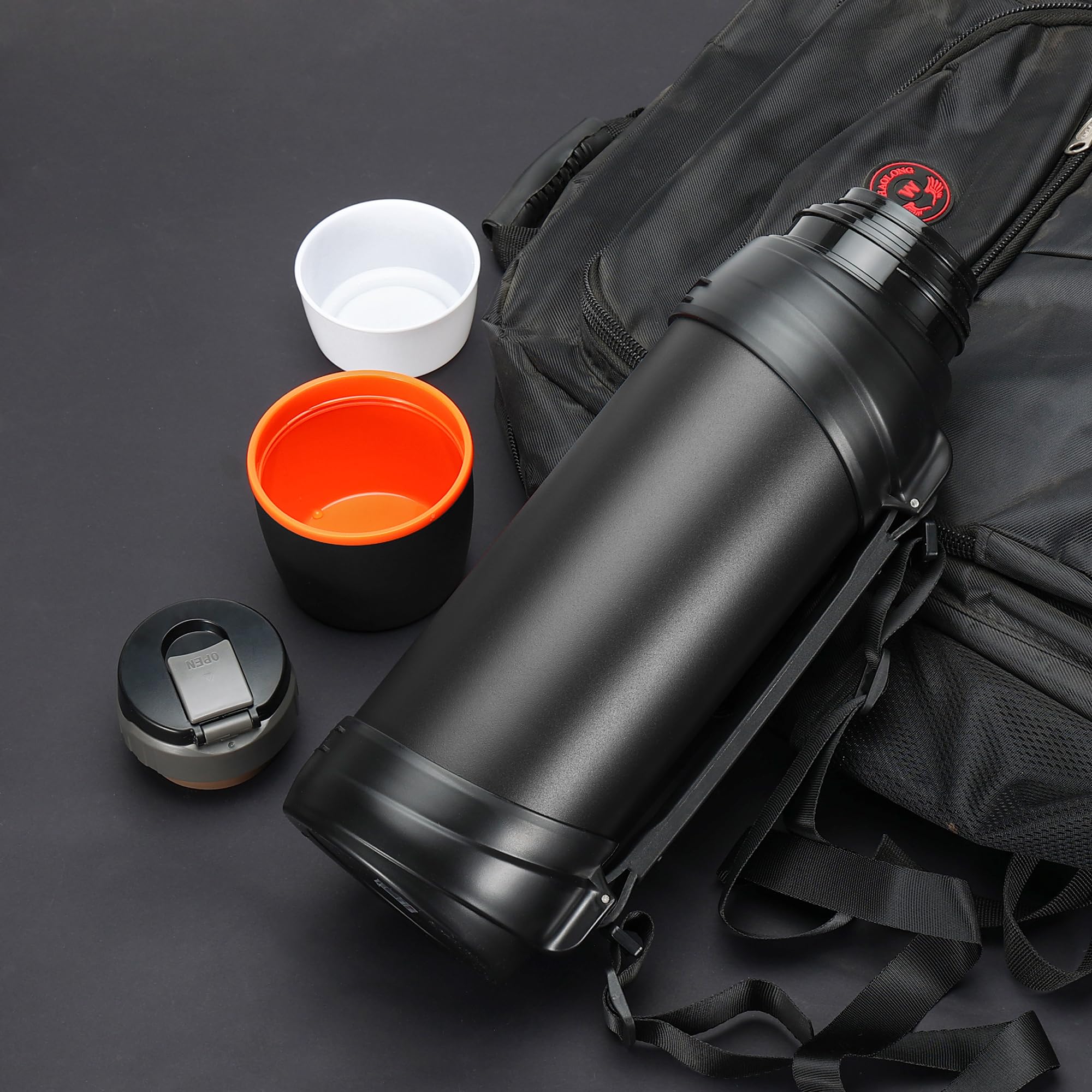 Jarra de agua aislada para viajes, botella de vacío clásica de 84 onzas con taza de plástico, botella de agua de acero inoxidable para senderismo, pesca