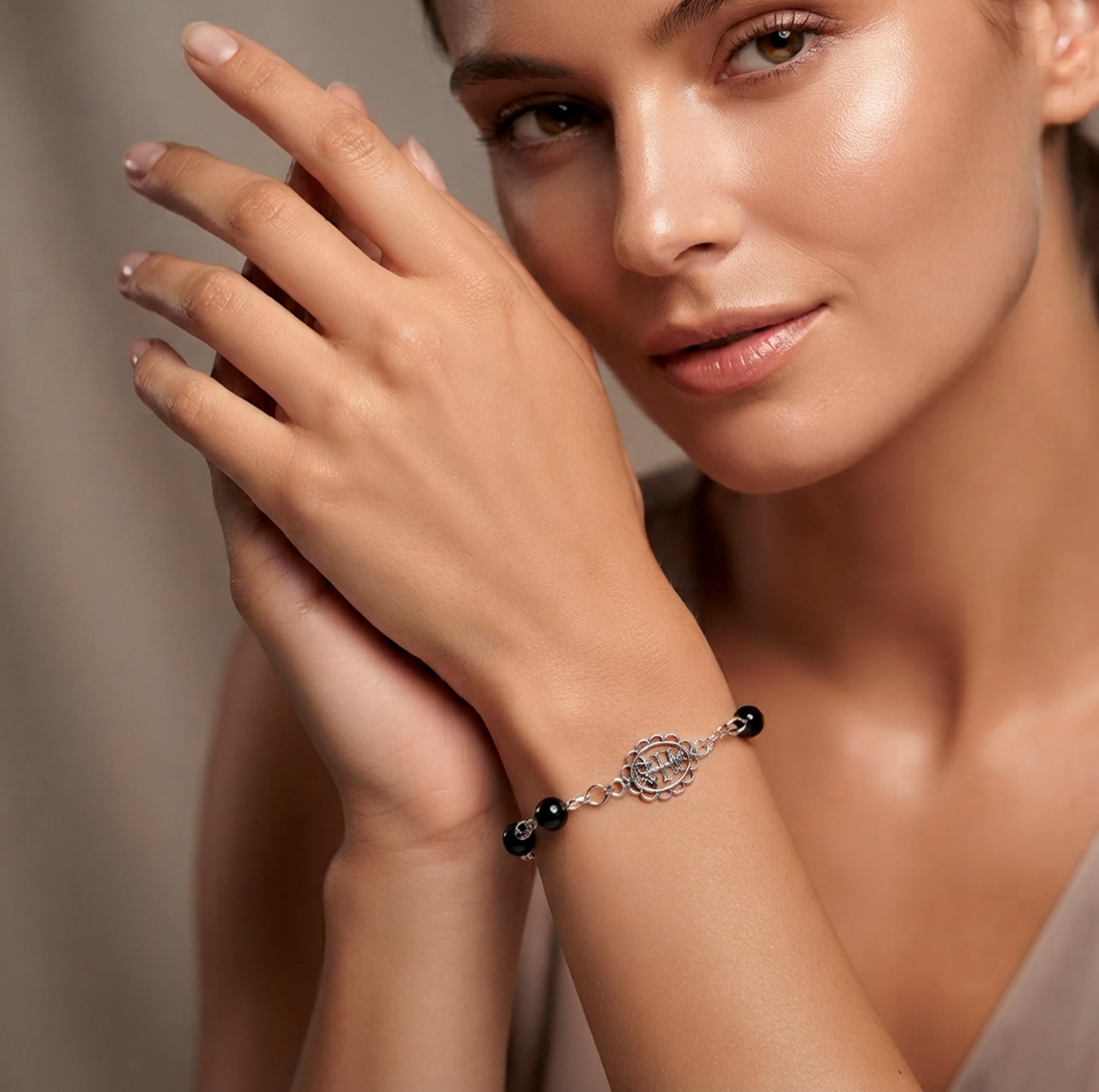 Only faith Bracciale con croce di Caravaca in argento Sterling 925 con onice nero | Pietre naturali da 6 mm, lunghezza 19 cm regolabile, design artigianale, ipoallergenico, chiusura a molla