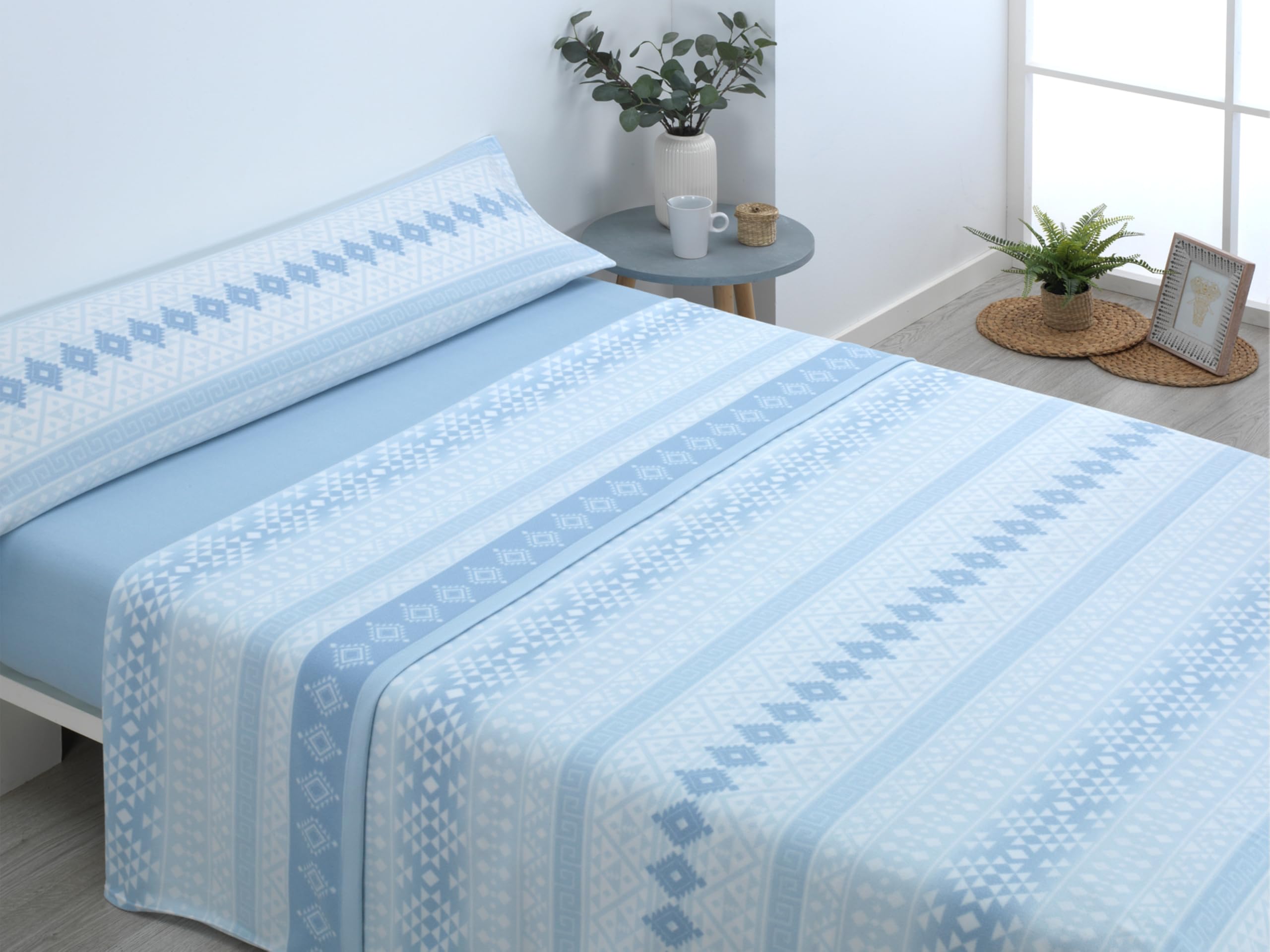 Cisne Rojo Juego de Sabanas Pirineo.Juego de Sabanas Invierno. Sabanas Estampadas Calentitas. Calidad y Diseño. para Cama 180 cm. Color Celeste. Modelo Nazarí. (100148-180-C)