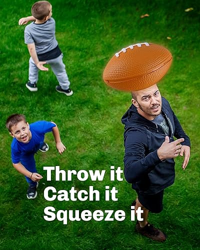 Miniatura 3 de CIGOCIVI Paquete de 10 mini pelotas de fútbol de espuma, recuerdos de fiesta de fútbol, accesorios de decoración de fiesta de fútbol para niños