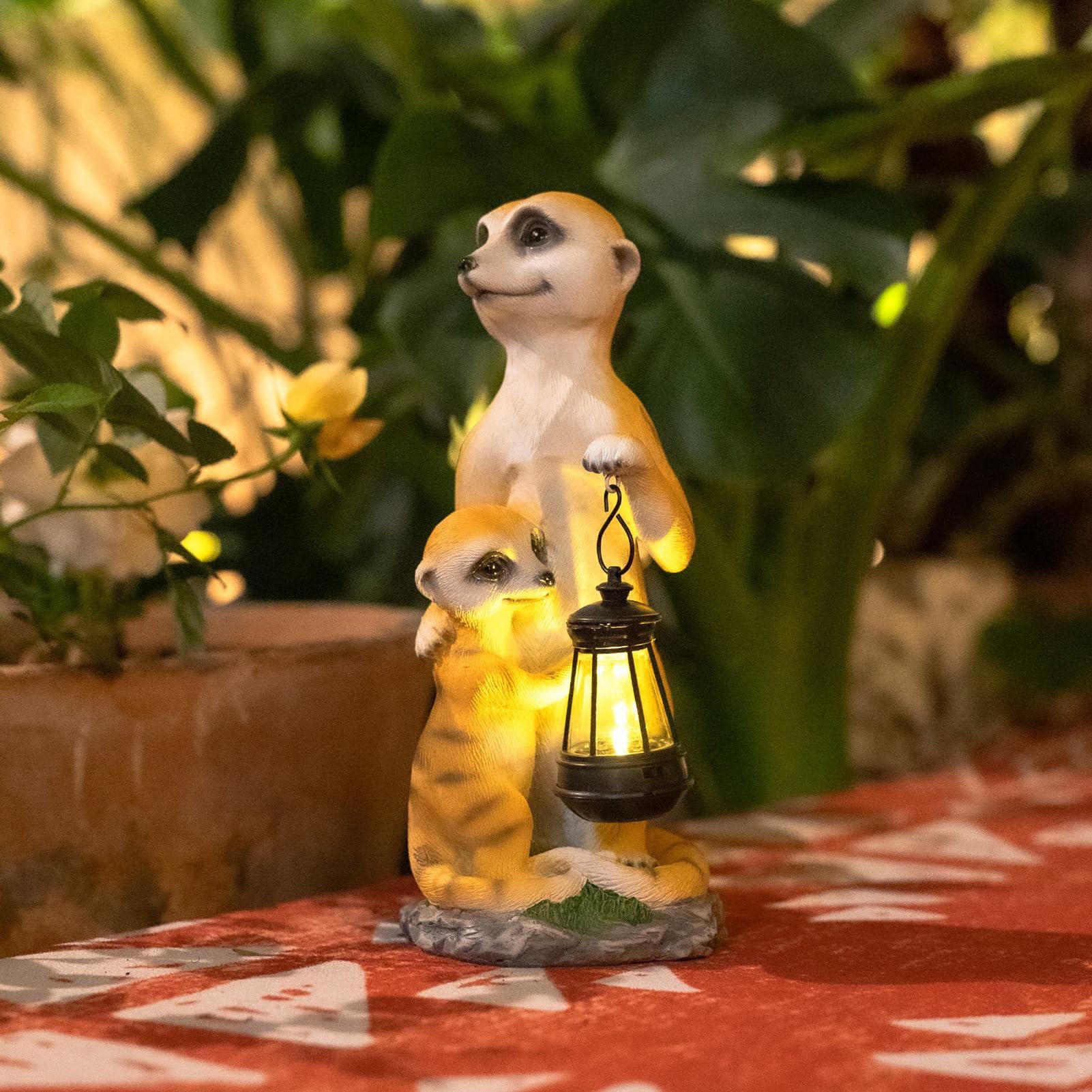 Solar Erdmännchen Gartenfigur mit Solarlaterne, Kunstharz, Stil 1 | Solarbetriebene Laterne leuchtet automatisch bei Dunkelheit, wetterfeste Harzfigur für Garten, Terrasse und Fensterbank