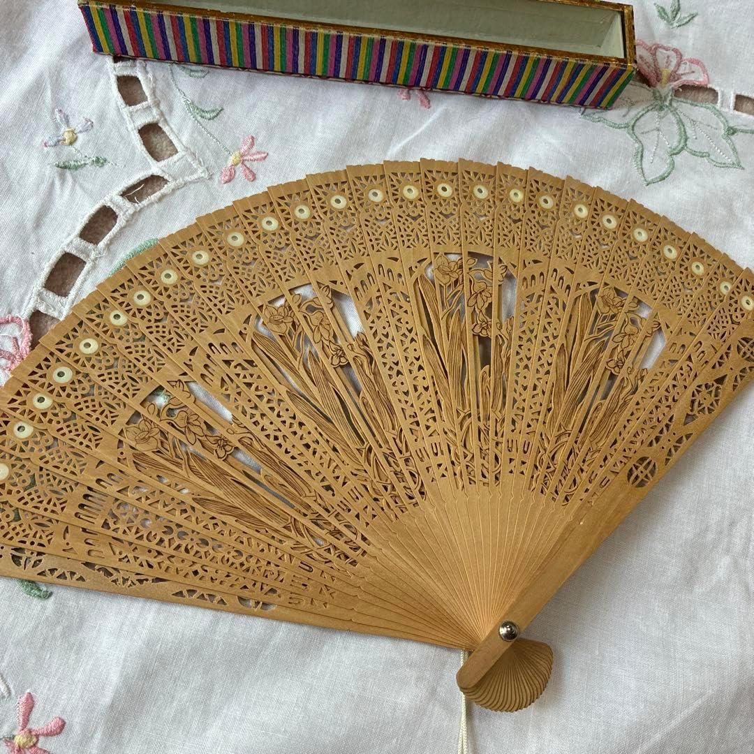 中国工芸品　花模様の透かし彫り　白檀　扇子　香木　窓付きの箱　アンティーク 中国工芸品 花模様の透かし彫り 白檀 扇子 香木 窓付きの箱 アンティーク