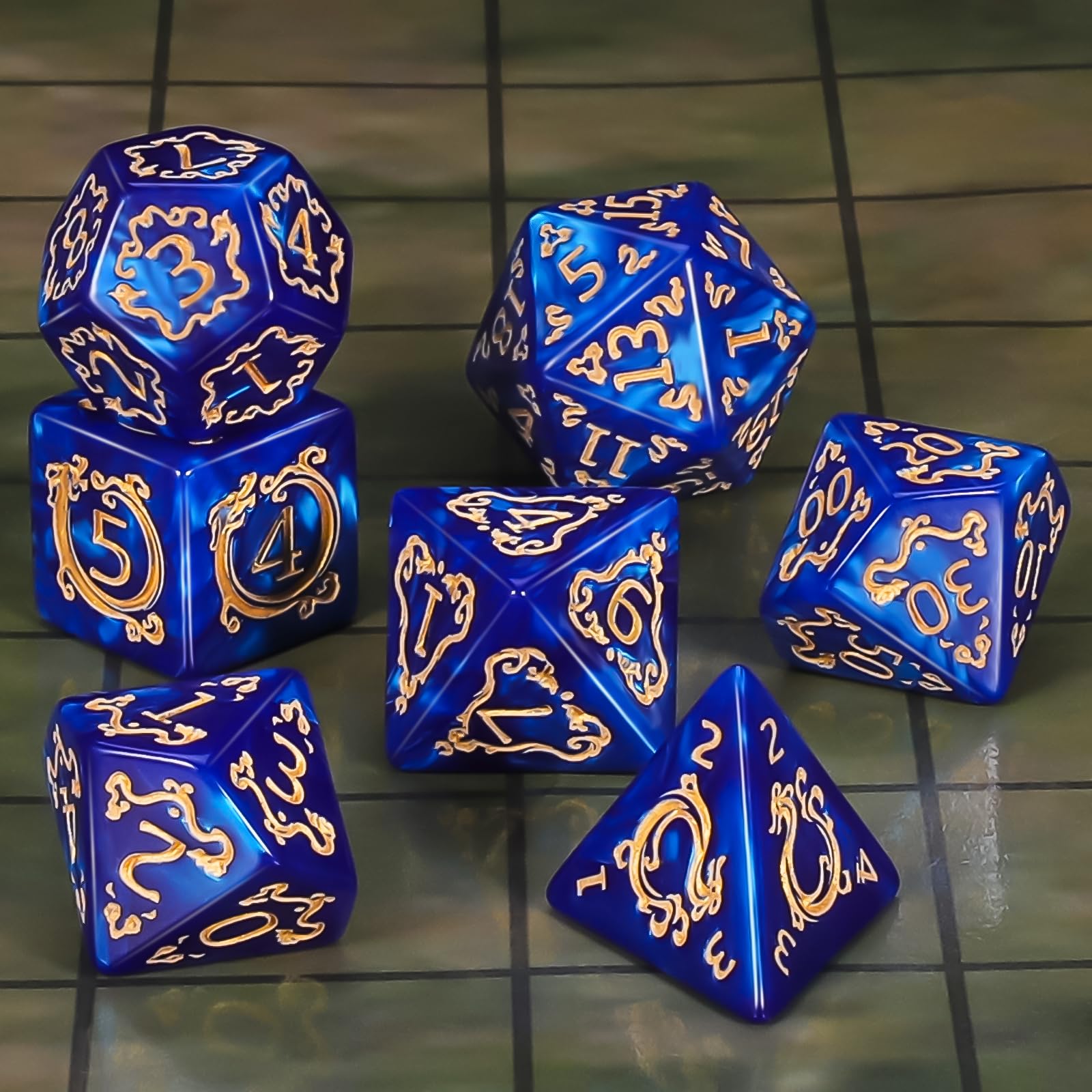 QMAY, Set di dadi poliedrici per Dungeon e Dragons MTG RPG D&D D20, D12, D10, D%, D8, D6, D4 (7 pezzi con motivo drago blu) - 2
