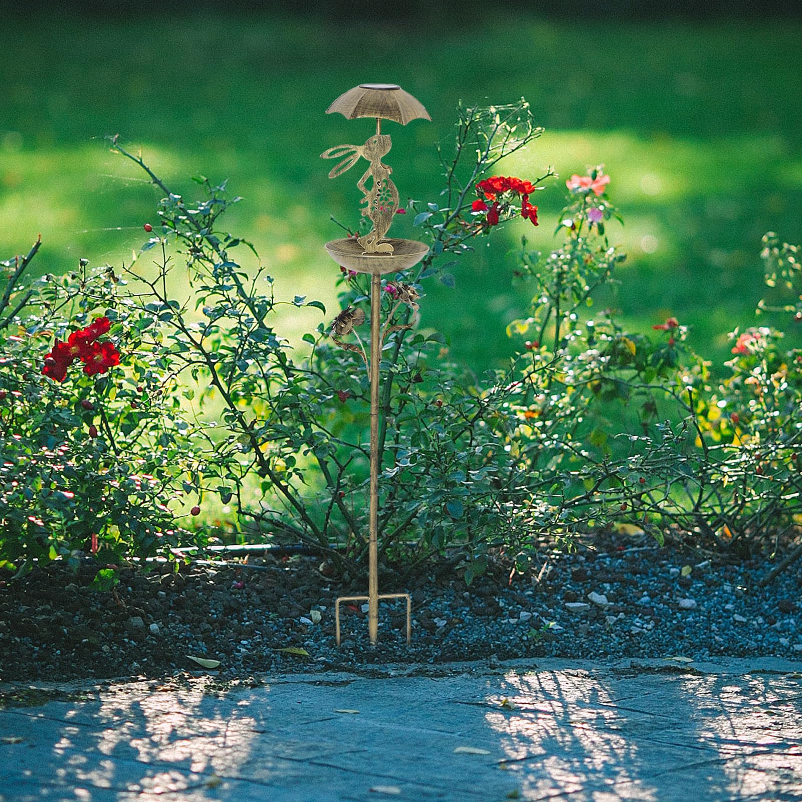 Rustykalny Palik Ogrodowy z Żeliwnym Karmnikiem Ptaków i Solarną Lampą z Króliczkiem Wielkanocnym Trzymającym Mini Parasol Dekoracja Zewnętrzna Ogród i Podwórko
