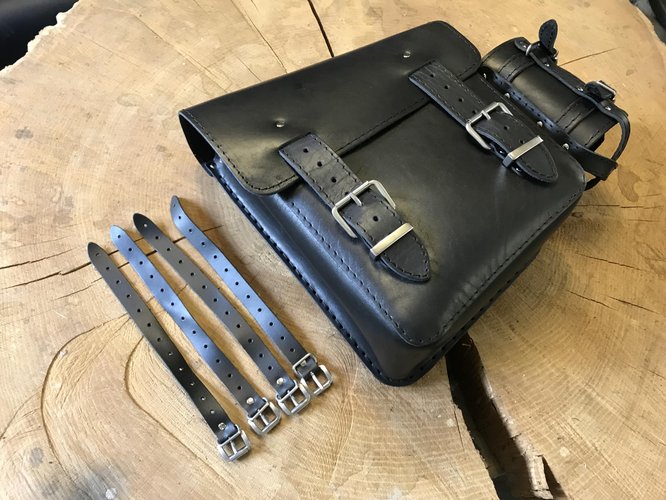 Hulk SCHWARZ Seitentasche mit Flaschenhalter kompatibel mit Harley Davidson Softail Rahmentasche Schwinge Getränkehalter Schwingentasche Heritage Softail Slim Wildstar Dragstar