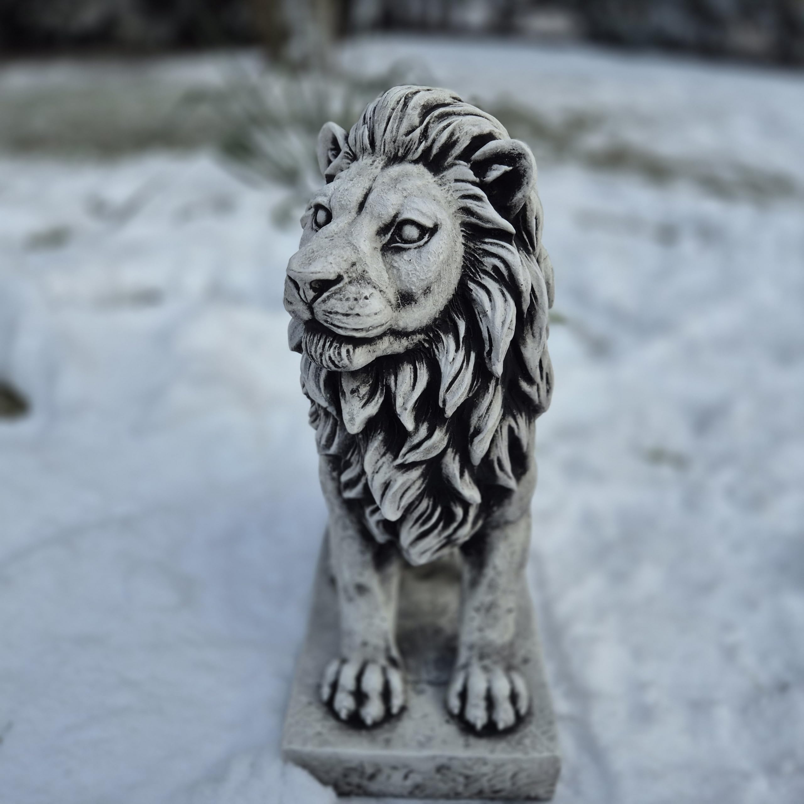FABRIQ Kleiner Garten Löwe Figur Rechts, Steinfigur, Wetterfest, frostsicher aus Steinguss für Außenbereich, massiv 36 cm, 11 kg, shwarz