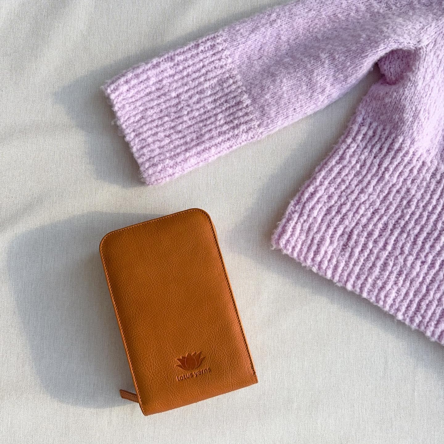 Lotus Yarns Orgeletui aus echtem Leder, organisierte Stricknadeltasche zur Aufbewahrung von festen/austauschbaren Rundstricknadeln und Zubehör (leeres Nadeletui)