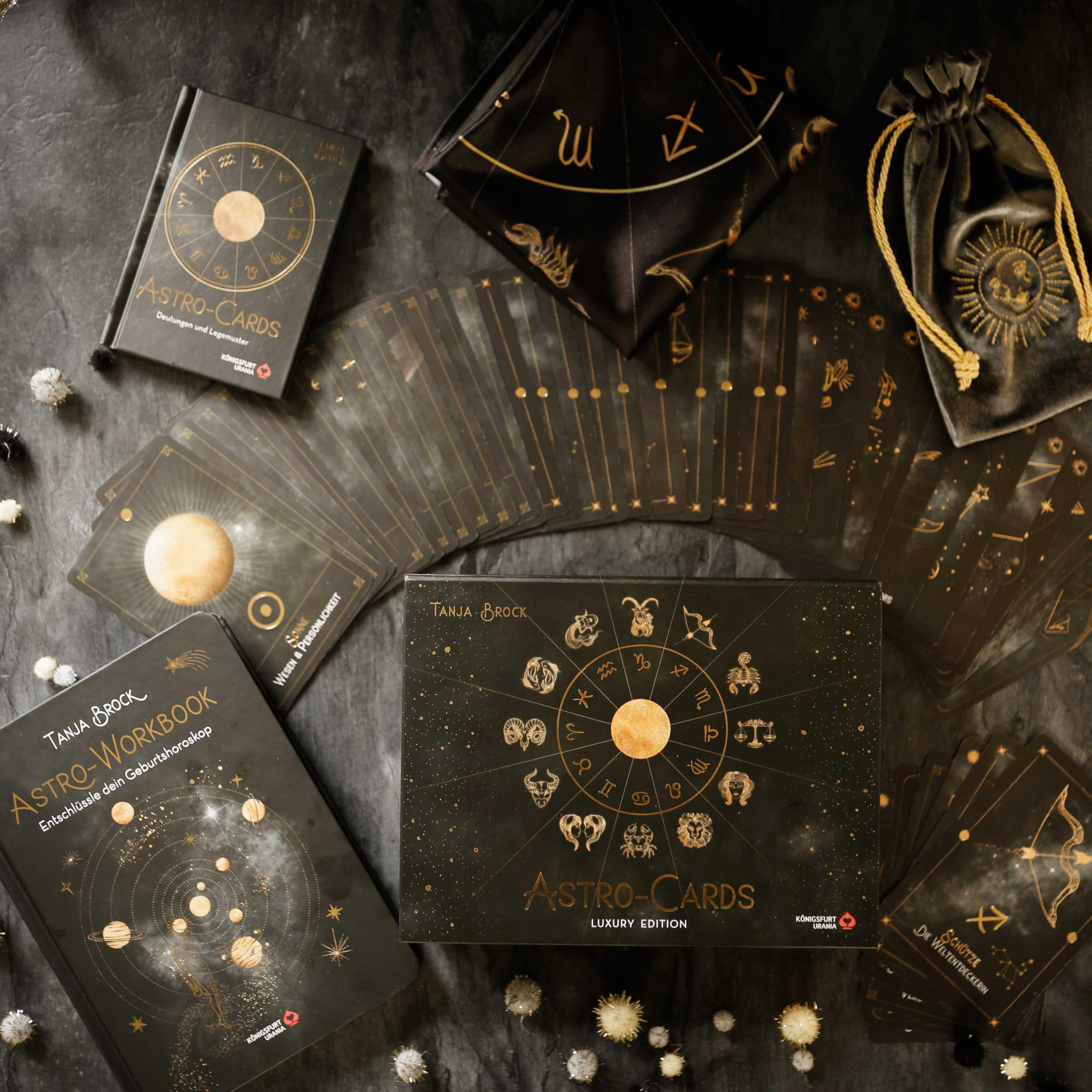 Astro-Cards - Luxury Edition: großformatige Box mit Goldprägung, 43 Karten mit Goldprägung und Goldschnitt, Samtbeutel mit Zugband, ein Legetuch und mit Workbook: Samtbeutel, Legetuch, Workbook,