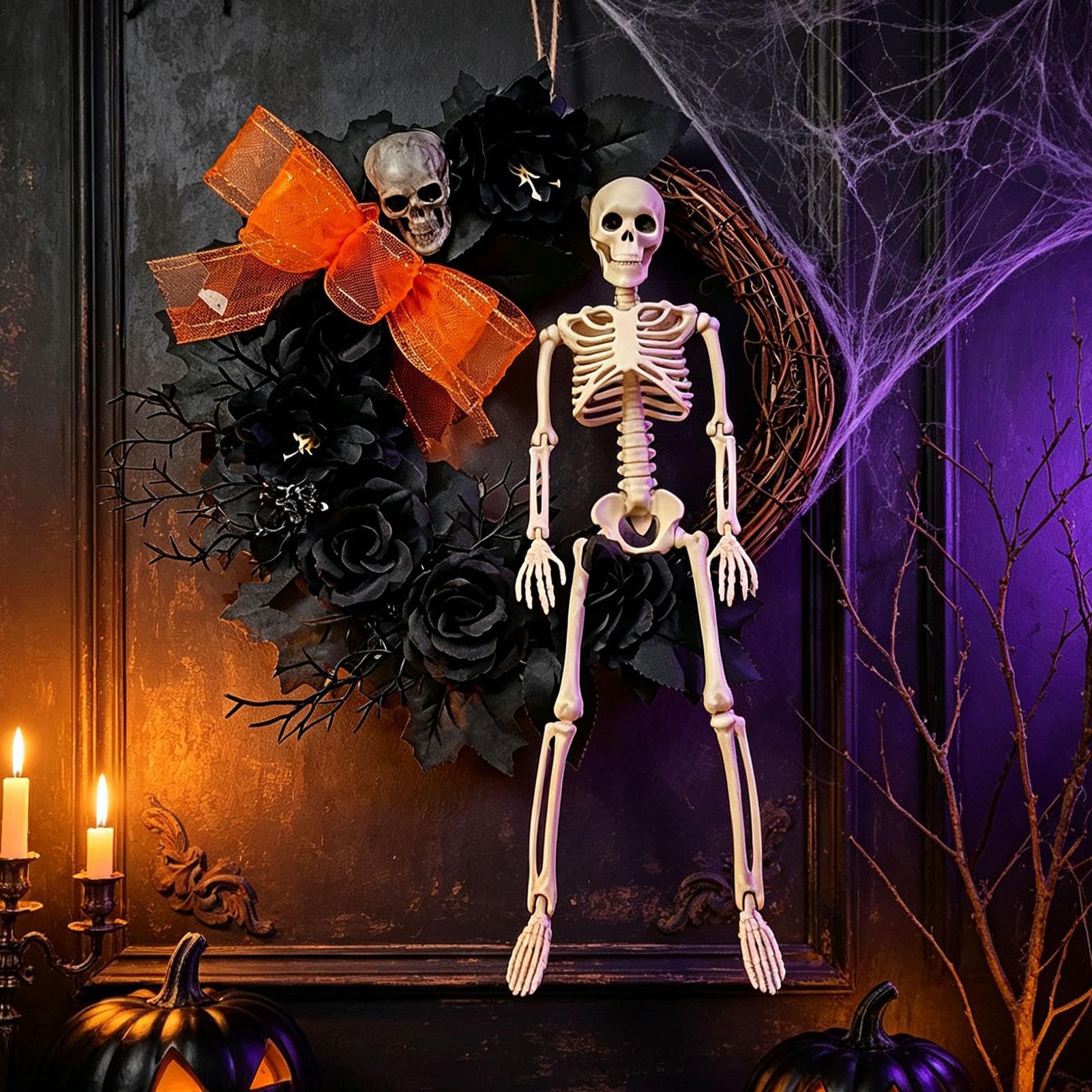 Wieniec Halloween z Pozującą Figurką Szkieletu na Drzwi Frontowe