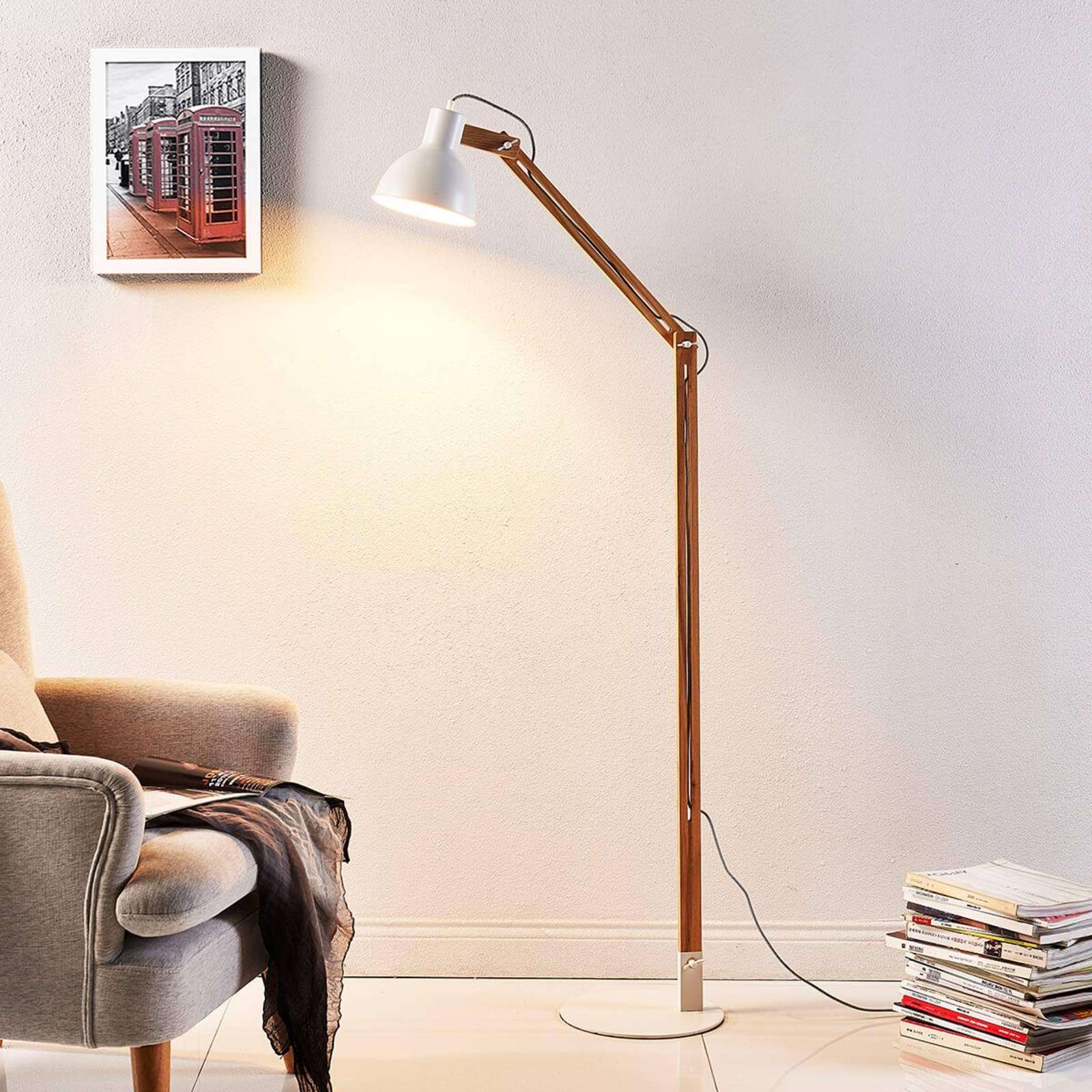 Lindby Lampenwelt Stehlampe skandinavisch Holz Metall weiß, Standleuchte Leselampe-Stehlampe für Wohnzimmer Esszimmer Schlafzimmer