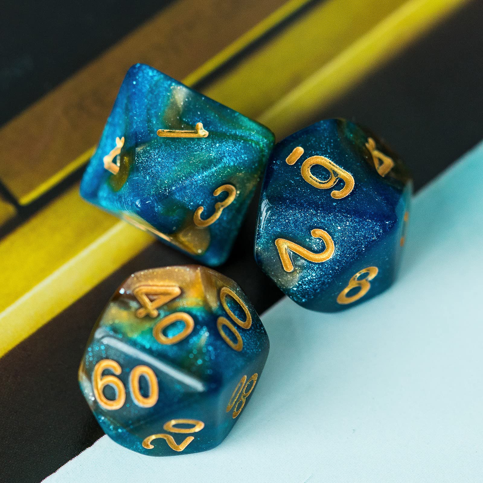 Lot de 7 dés DND polyédriques avec sac à dés en cuir, jeu de dés D&D pour Donjons et Dragons, jeux de table (bleu/jaune/pailleté)