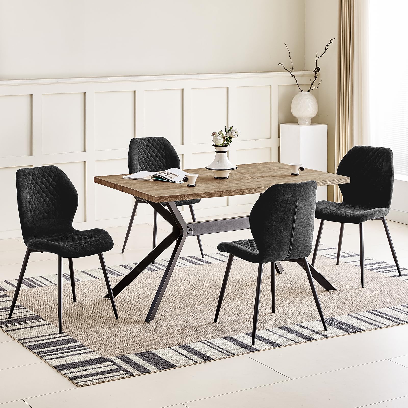 JIJIAN Set da Pranzo con Tavolo da Pranzo in Legno Marrone Scuro e 4 Sedie Nere, Tavolo Rettangolare (140 x 80 x 76 cm) con 4 Sedie da Pranzo in Lino a Design Ergonomico