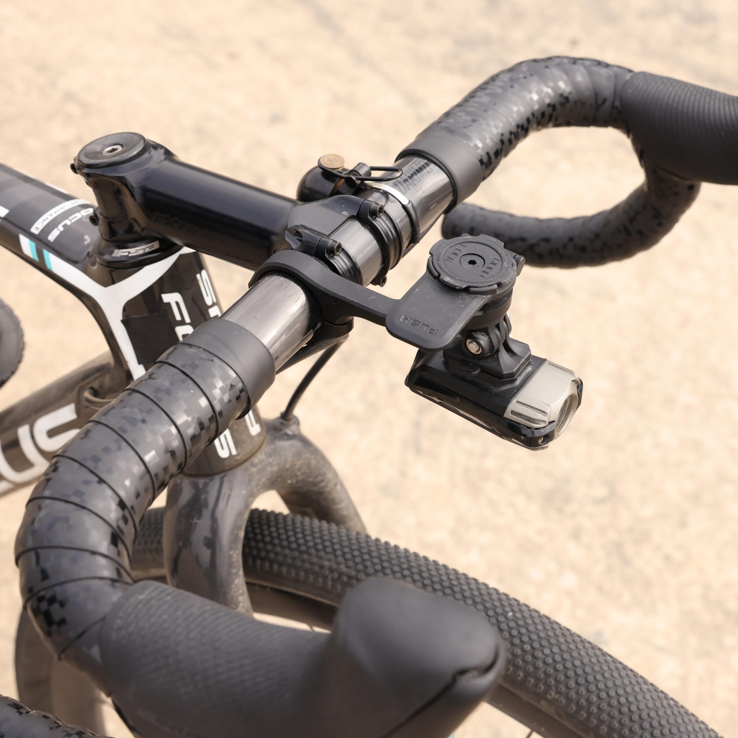 Quad Lock Out Front PRO uchwyt na kierownicę roweru uchwyt na telefon (V2) z MAG etui na telefon iPhone 17 Pro