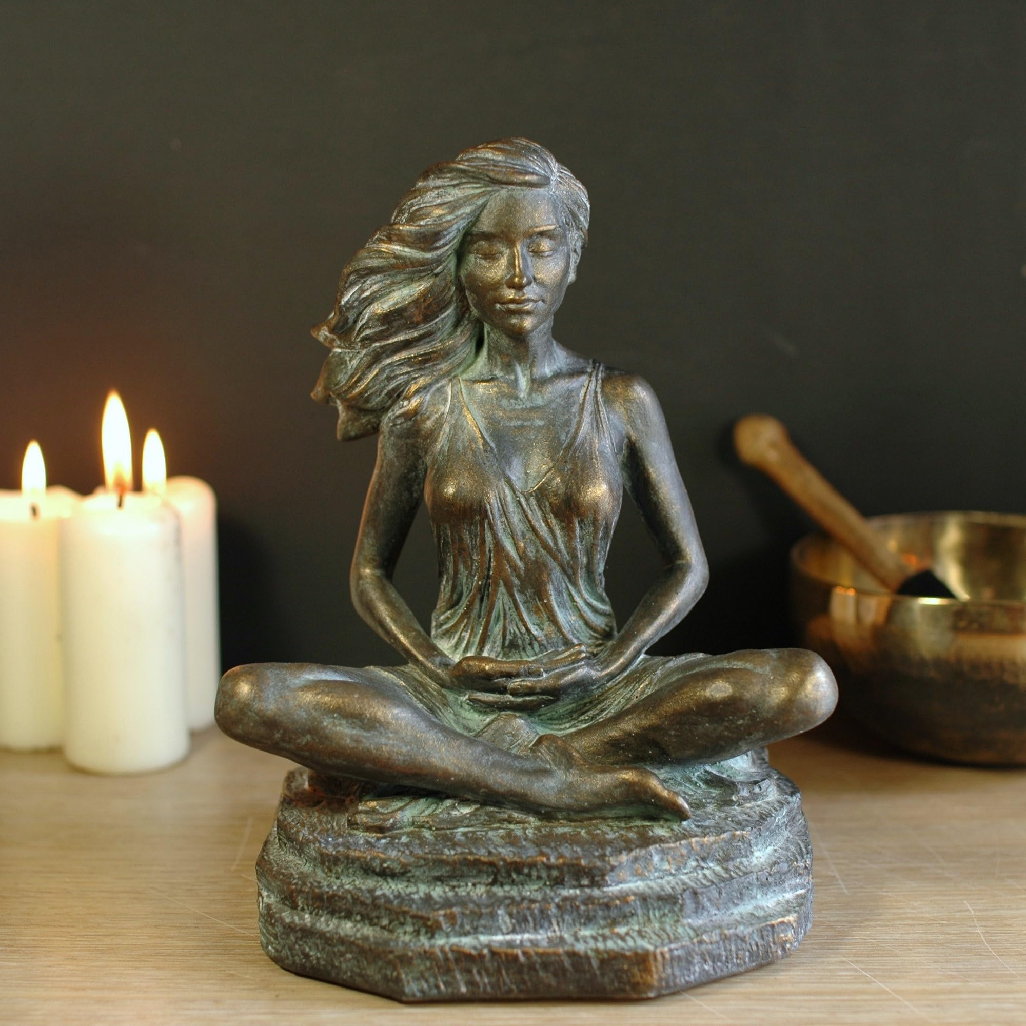 Adorno Figura, Figura de Mujer Yoga y meditación, Estatua Decorativa, Figura Femenina, Escultura Mujer meditando, decoración Zen, Figura Original, Arte en Resina acrílica. (Bronce óxido)