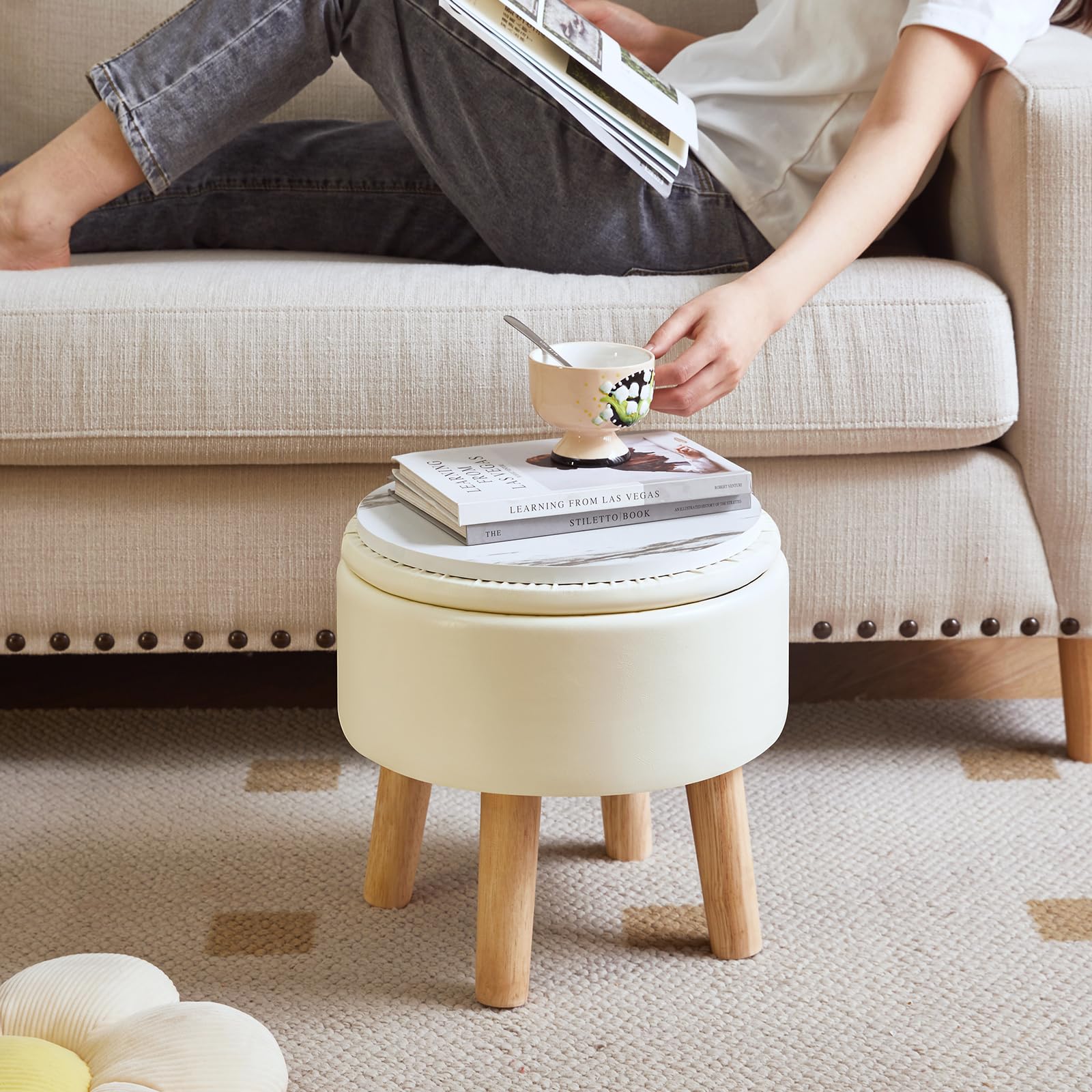 IBUYKE 13” Piccolo Poggiapiedi Ottomano con Contenitore, Pouf Poggiapiedi Rotondo con Sedile Imbottito e Coperchio, Poggiapiedi Mini in Pelle PU per Ingresso Divano Soggiorno, Beige WBD023W