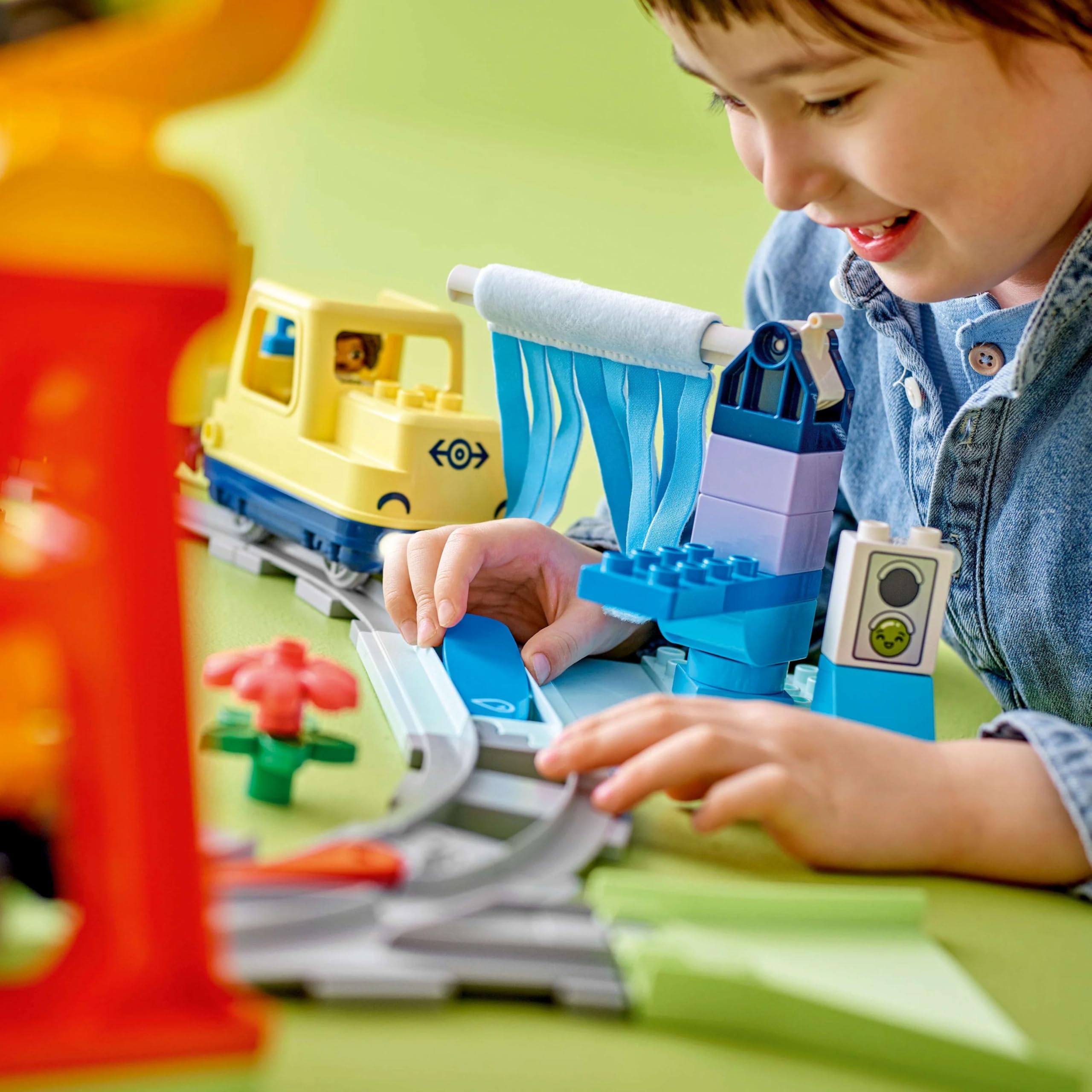 LEGO DUPLO Duży interaktywny pociąg miejski 10428 | zestaw kolejowy, interaktywna zabawka, prezent dla chłopca i dziewczynki 3+, światło i dźwięk, 103 elementy