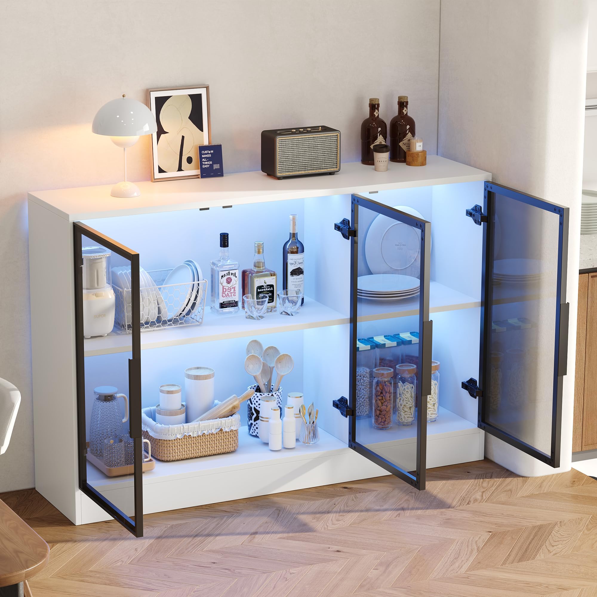 Witryna szklana, wymiary 120 x 30 x 73 cm – biała, z szarymi frontami szklanymi i wbudowaną taśmą świetlną LED, wszechstronne zastosowanie jako highboard, szafka prezentacyjna lub szafka