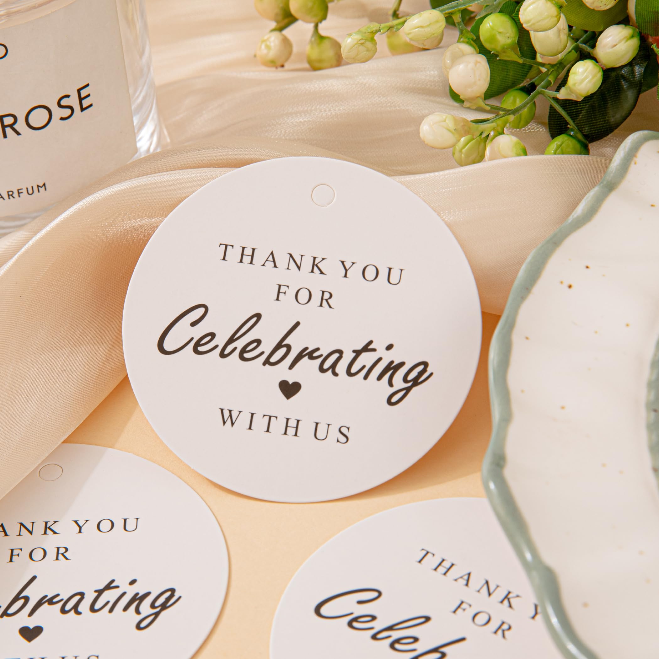 105 Stück elegante runde Dankeschön-Geschenkanhänger mit Schnur – Feiern mit uns, Design mit schwarzem Herz für Gastgeschenke und besondere Anlässe