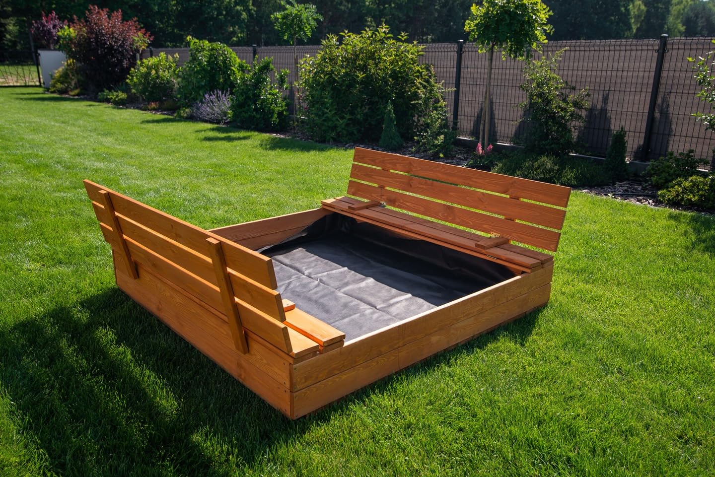 Premium Sandkasten 140x140 cm Imprägniert inkl. Video Anleitung für Montage Sandbox mit Abdeckung Sitzbänken Deckel Plane Sandkiste, Holz Sandkastenvlies XXL