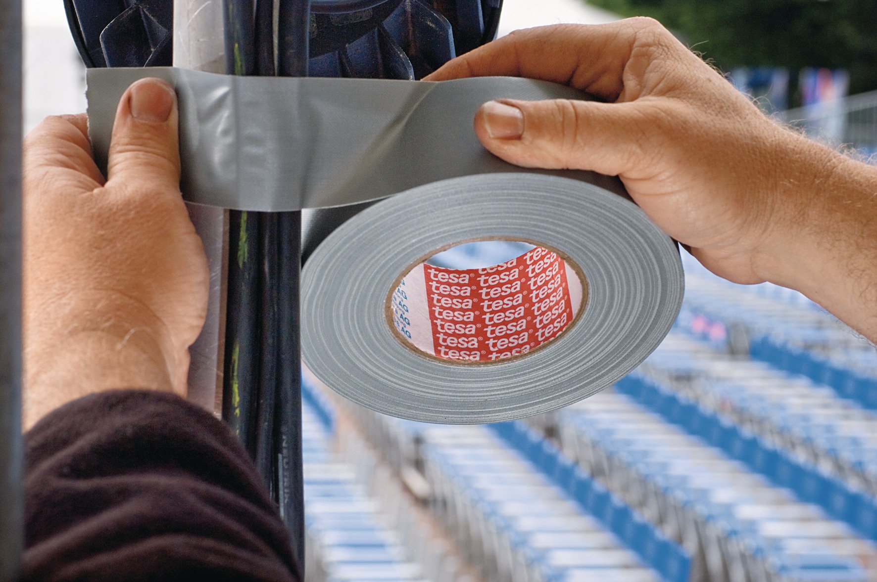 tesa tesaband 4688 Standard Gewebeband im 36er Pack - Reparaturband aus Mesh für Indoor-Anwendungen - wasserbeständig - silber-matt - 36 Rollen je 50 m x 25 mm