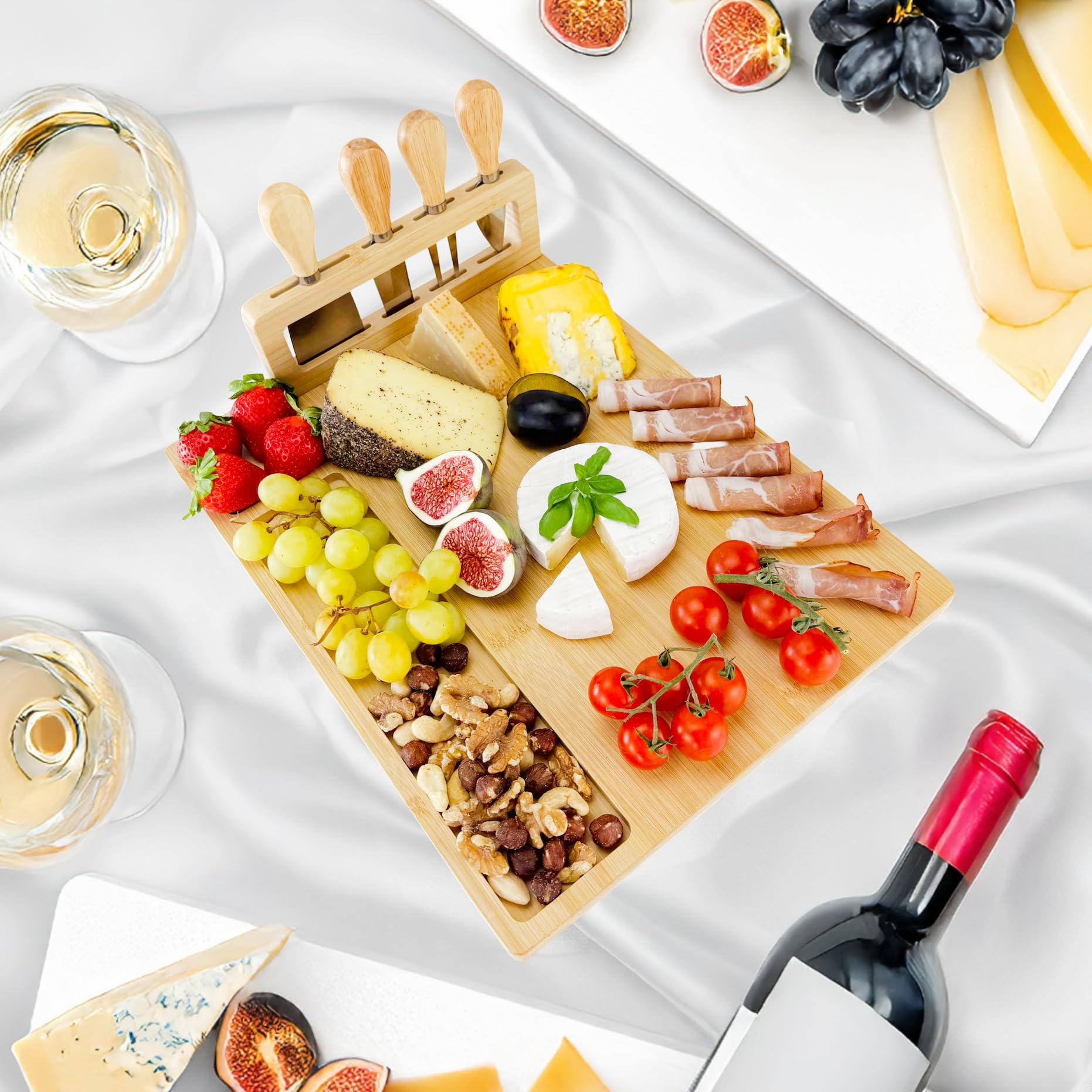 Bambusowa deska do serów z 4 nożami i zdejmowanym uchwytem – półmisek do serwowania z przegródkami na przekąski, Charcuterie Board na aperitif, degustację wina i pomysł na prezent do kuchni